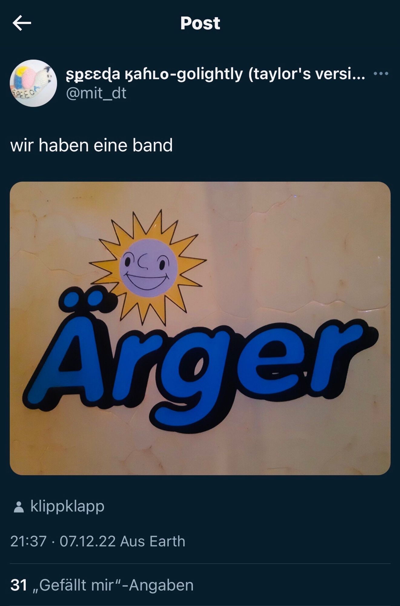 Ein Screenshot von einem Tweet mit dem Text "wir haben eine band" und einem Bild mit dem Schriftzug „Ärger“ mit einer lächelnden Sonnen darüber.