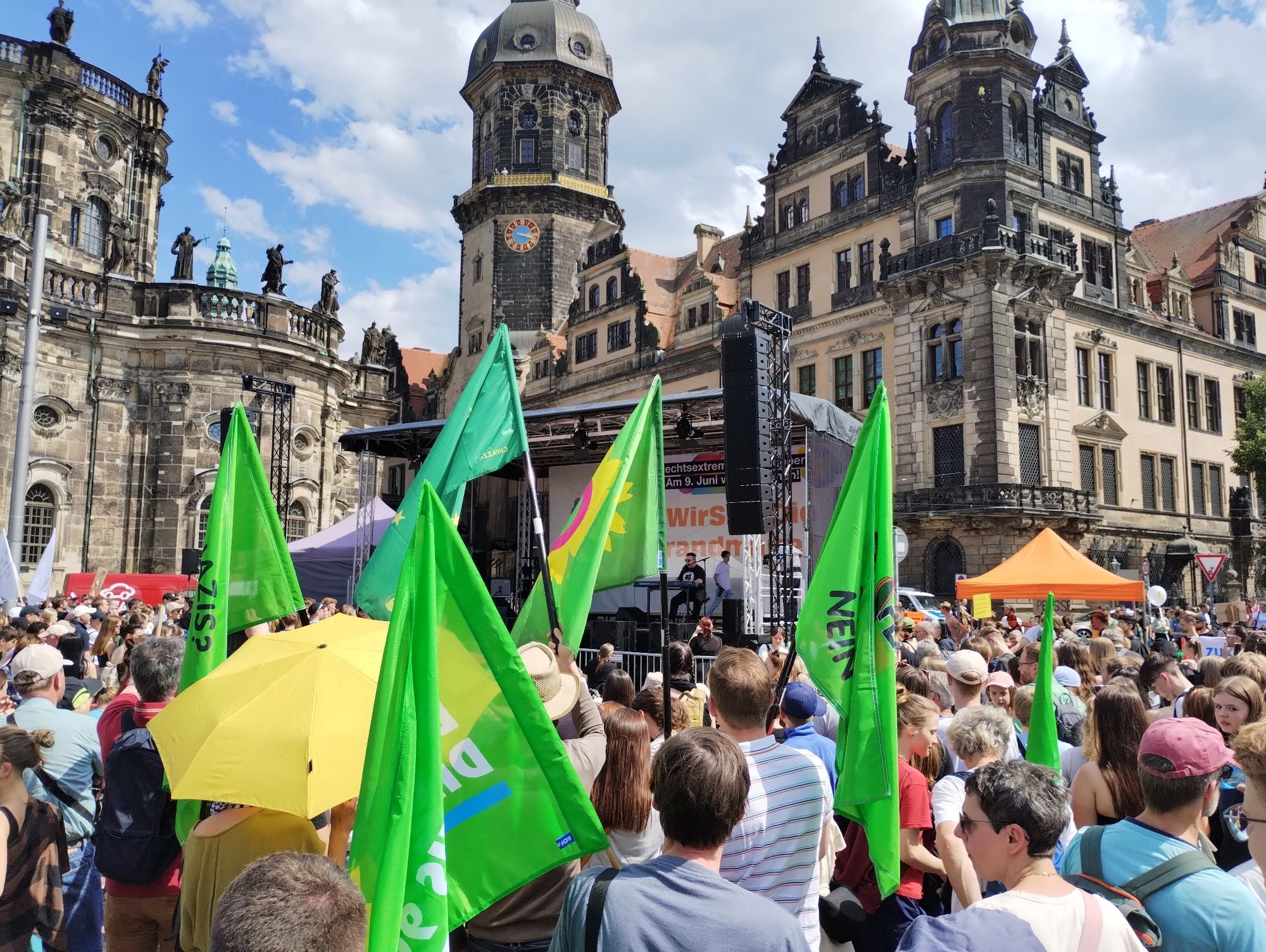 Demonstrierende Menschen vor dem Dresdner Schloss