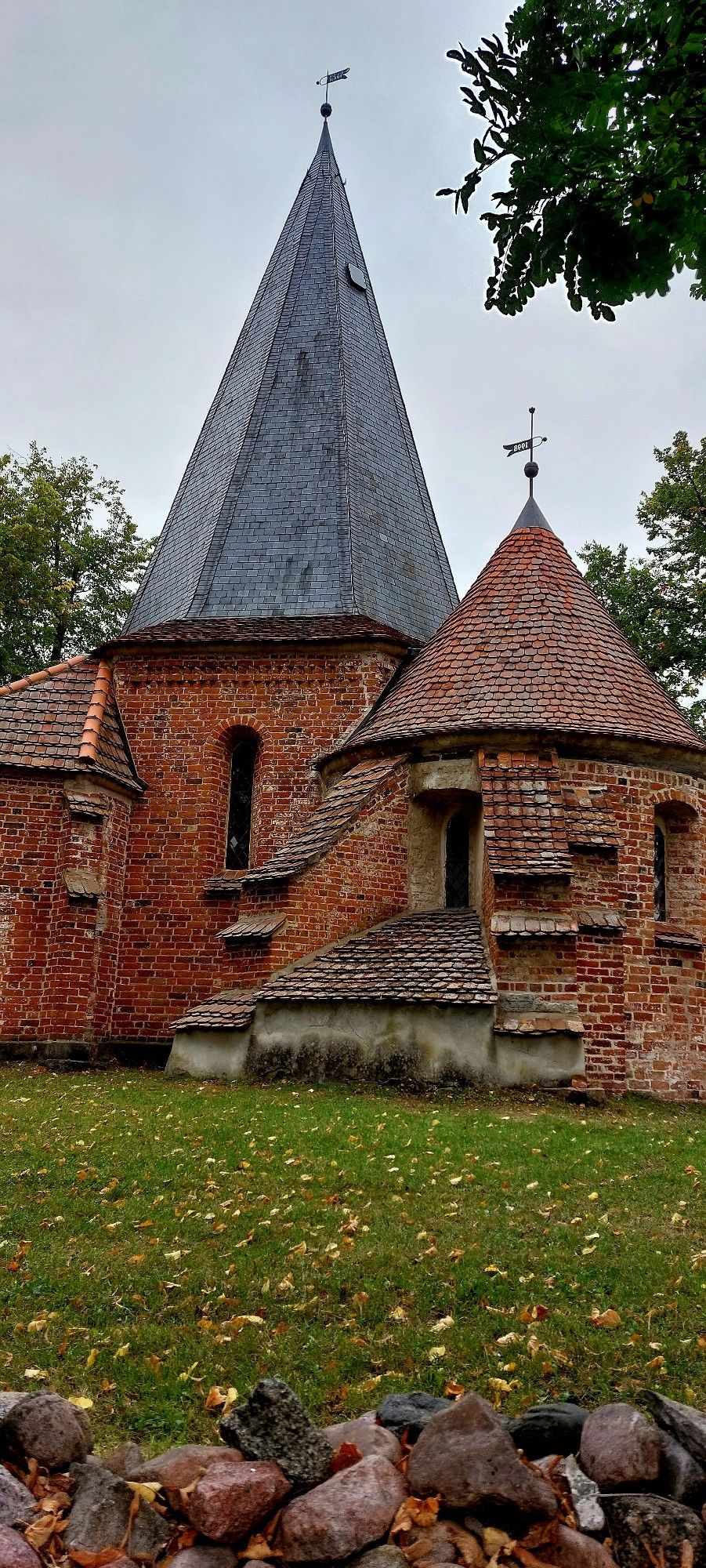 Alte Kirche mit roten Backstein und zwei Türmen