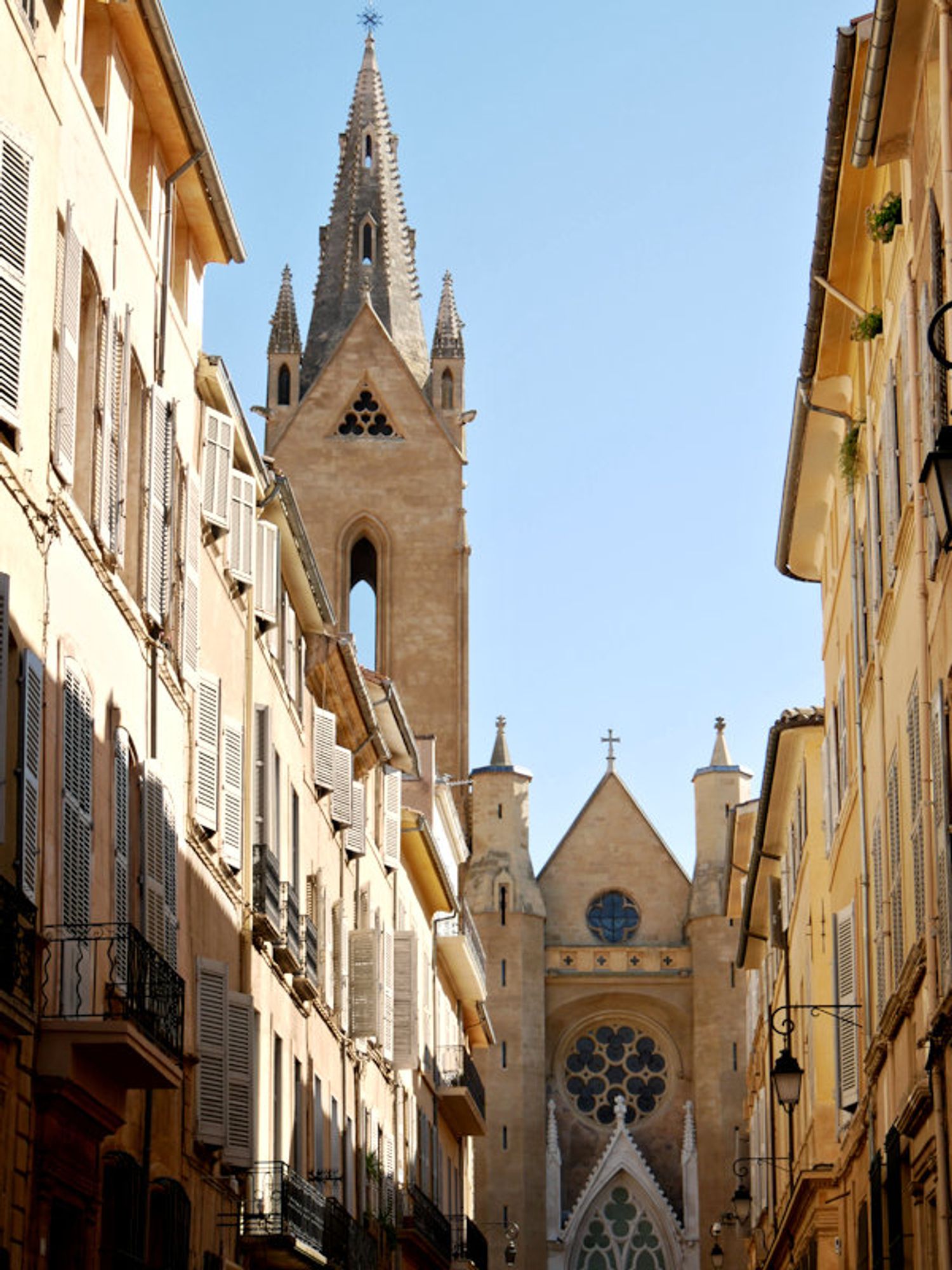 This is the Église Saint-Jean-de-Malte in Aix. Viewing it from on Aix's narrow street, building-lined streets makes an interesting photograph. It is a Gothic Roman Catholic church built in the 13th century, mostly in the 1270s.