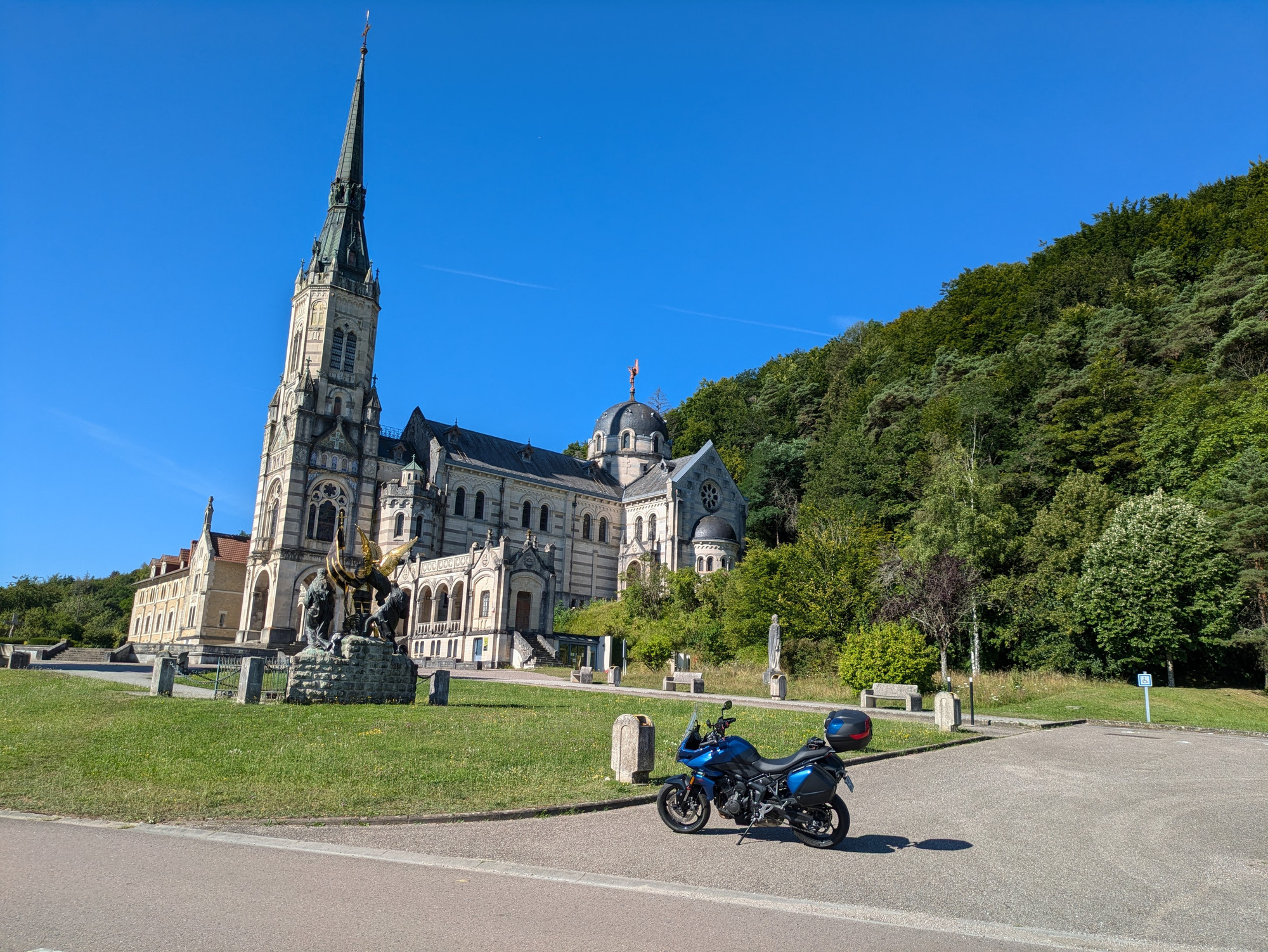 Ma moto devant la basilique Jeanne d'Arc