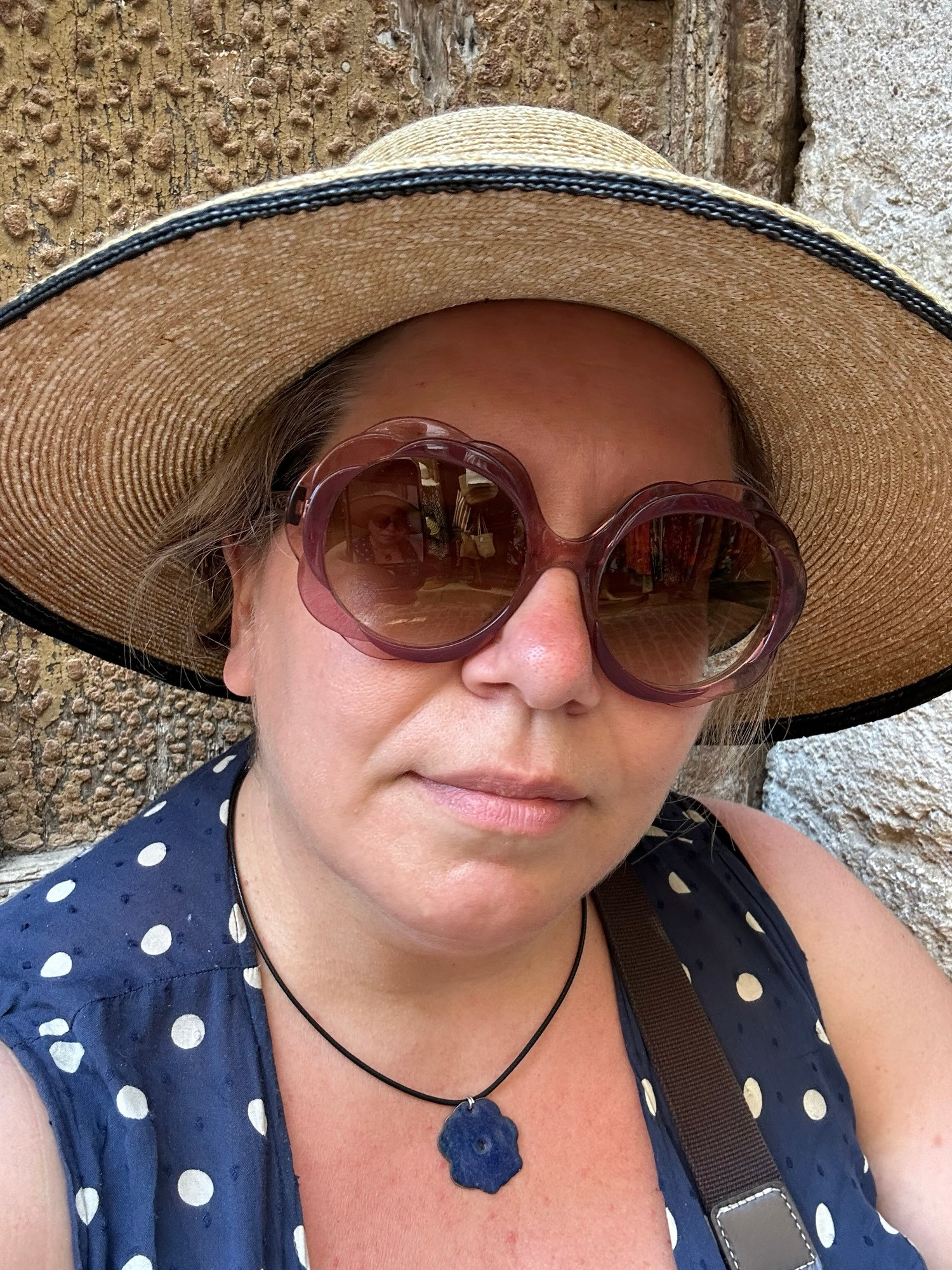 Moi avec un grand chapeau de paille et des lunettes fleurs 