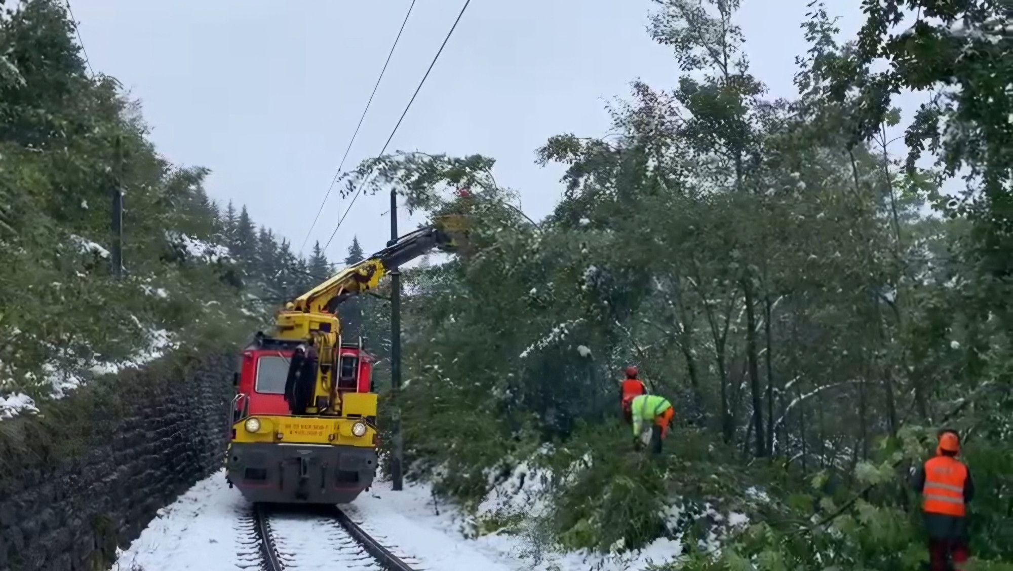 Von Baumsturz und Schneefällen betroffenen Bahnstrecke wird in Stand gesetzt