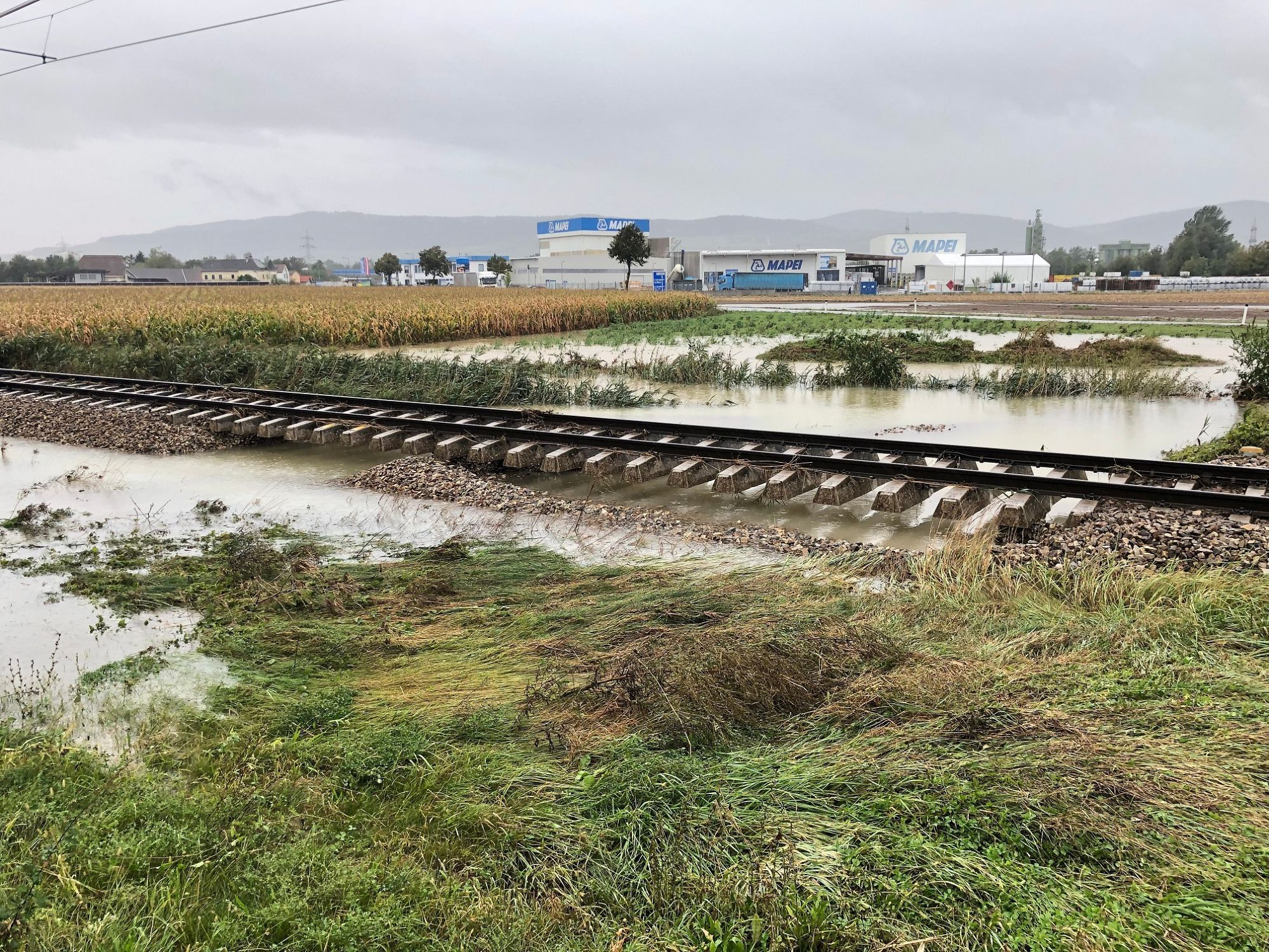 Unterspülte Gleise der ÖBB