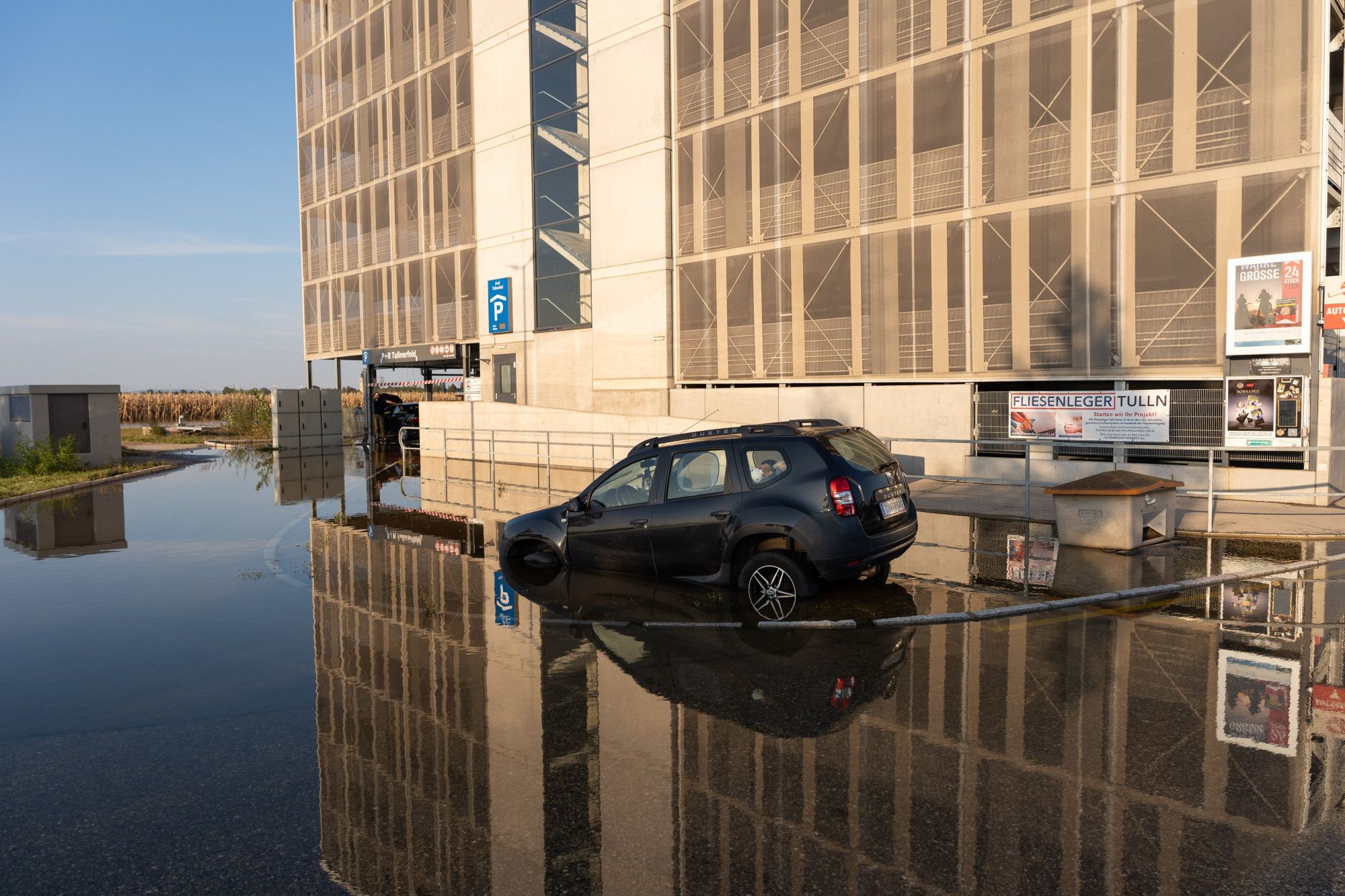 Auto auf einem überfluteten Bahnhofs-Parkplatz