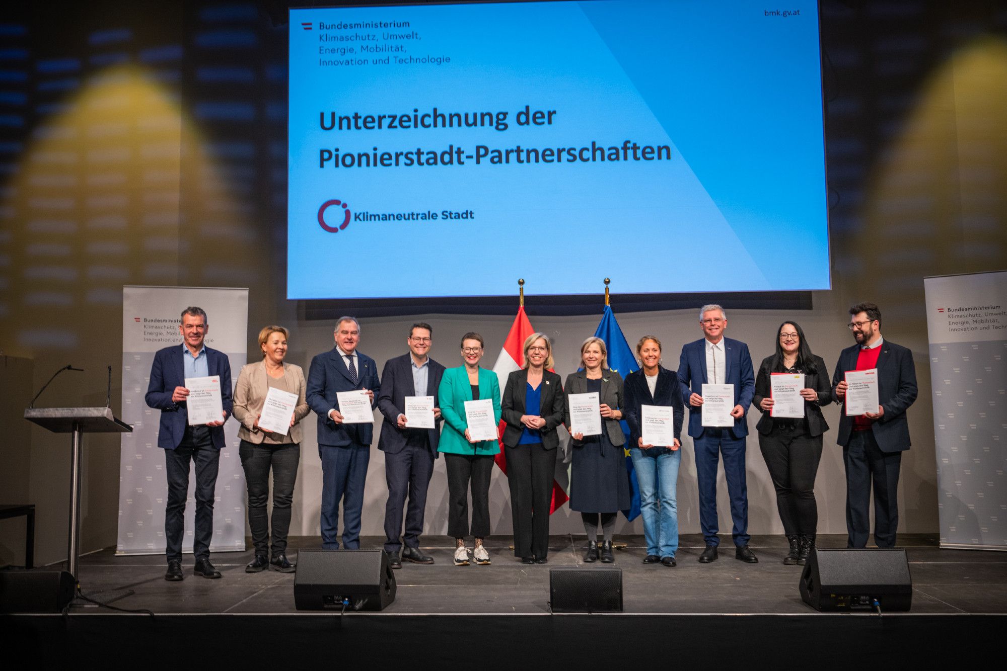 Klimaschutzministerin Leonore Gewessler mit zehn hochrangigen Vertreterinnen von zehn Großstädten Österreichs nach Unterzeichnung der offiziellen Partnerschaftsbekundung im Rahmen der Mission „Klimaneutrale Stadt“.