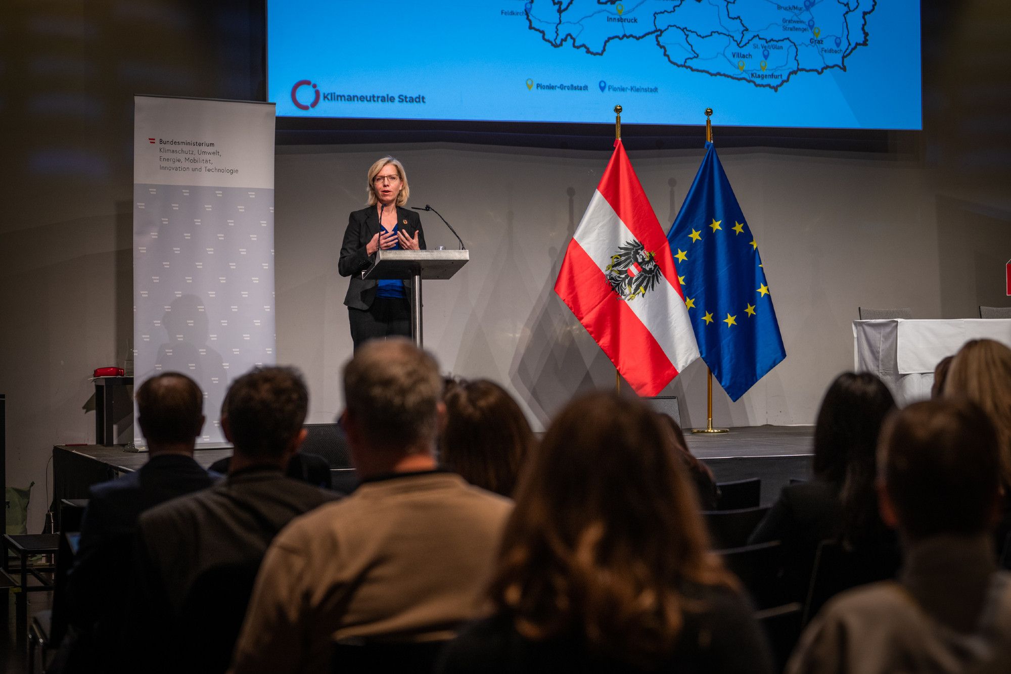 Klimaschutzministerin Leonore Gewessler und hochrangige Vertreterinnen von zehn Großstädten Österreichs haben eine offizielle Partnerschaftsbekundung im Rahmen der Mission „Klimaneutrale Stadt“ unterzeichnet.