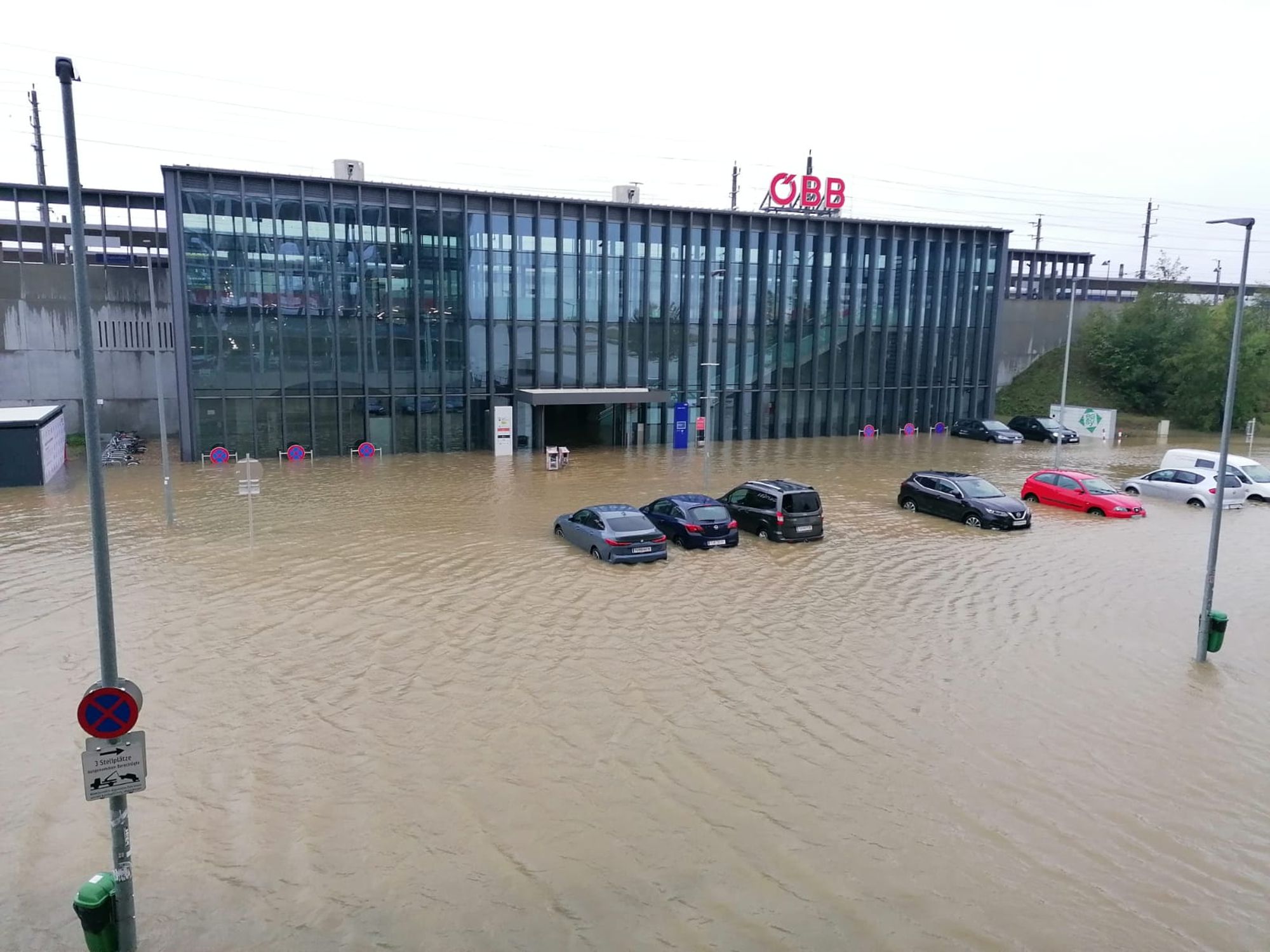 Hochwasser rund um einen ÖBB Bahnhof