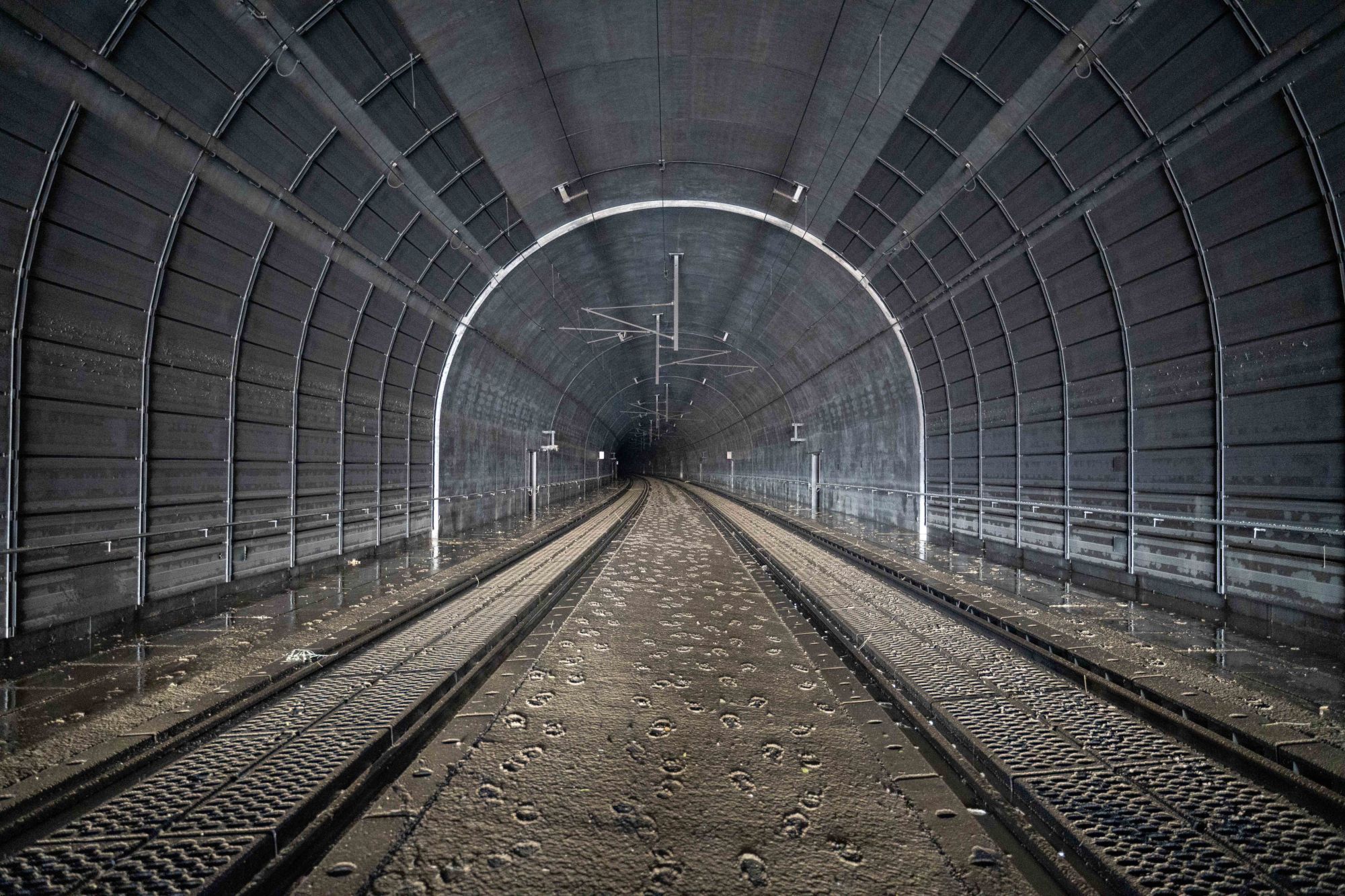 Zugtunnel mit verschlammten Gleisen