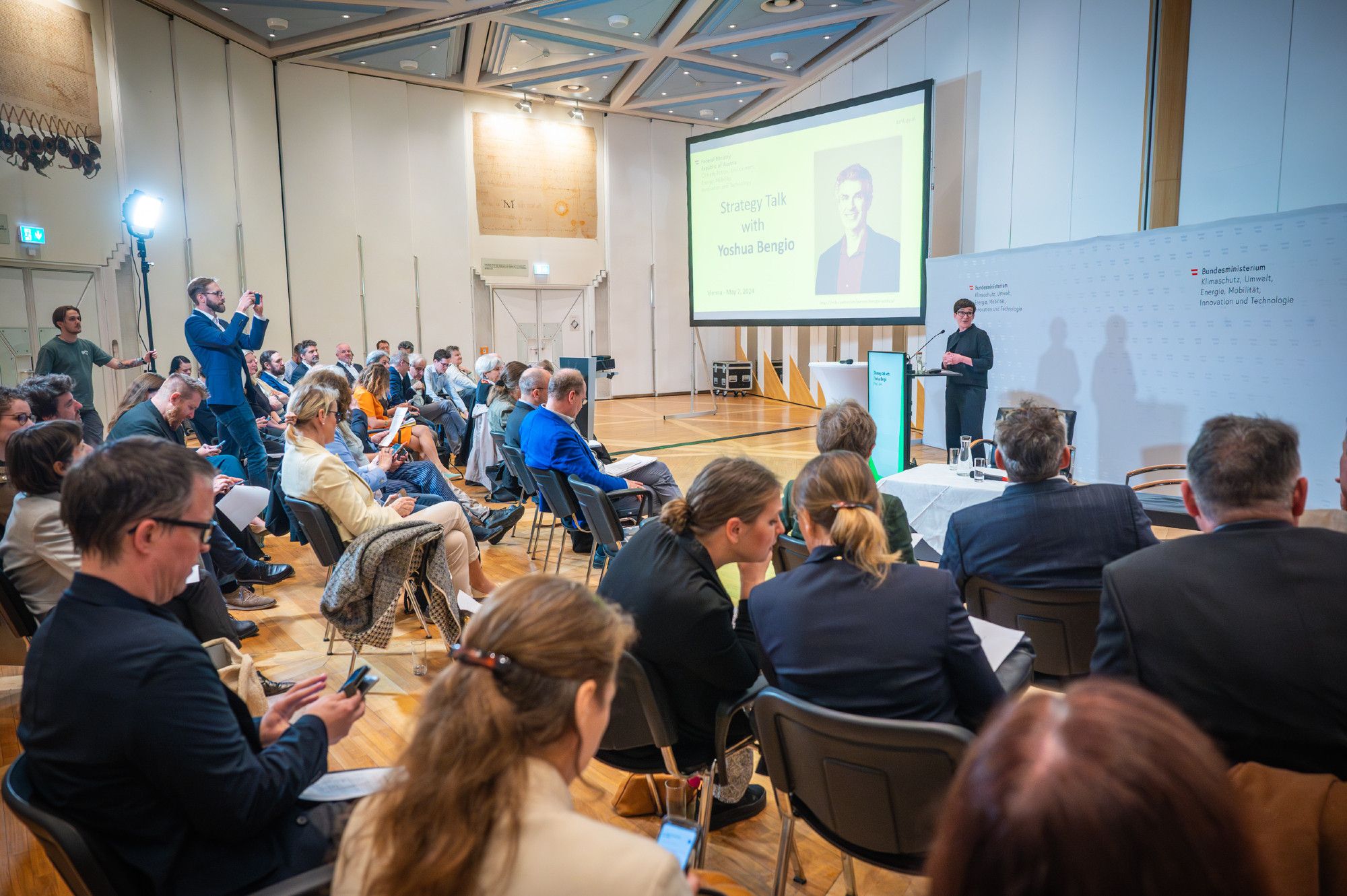 Strategy Talk mit Yoshua Bengio, am Podium Henriette Spyra