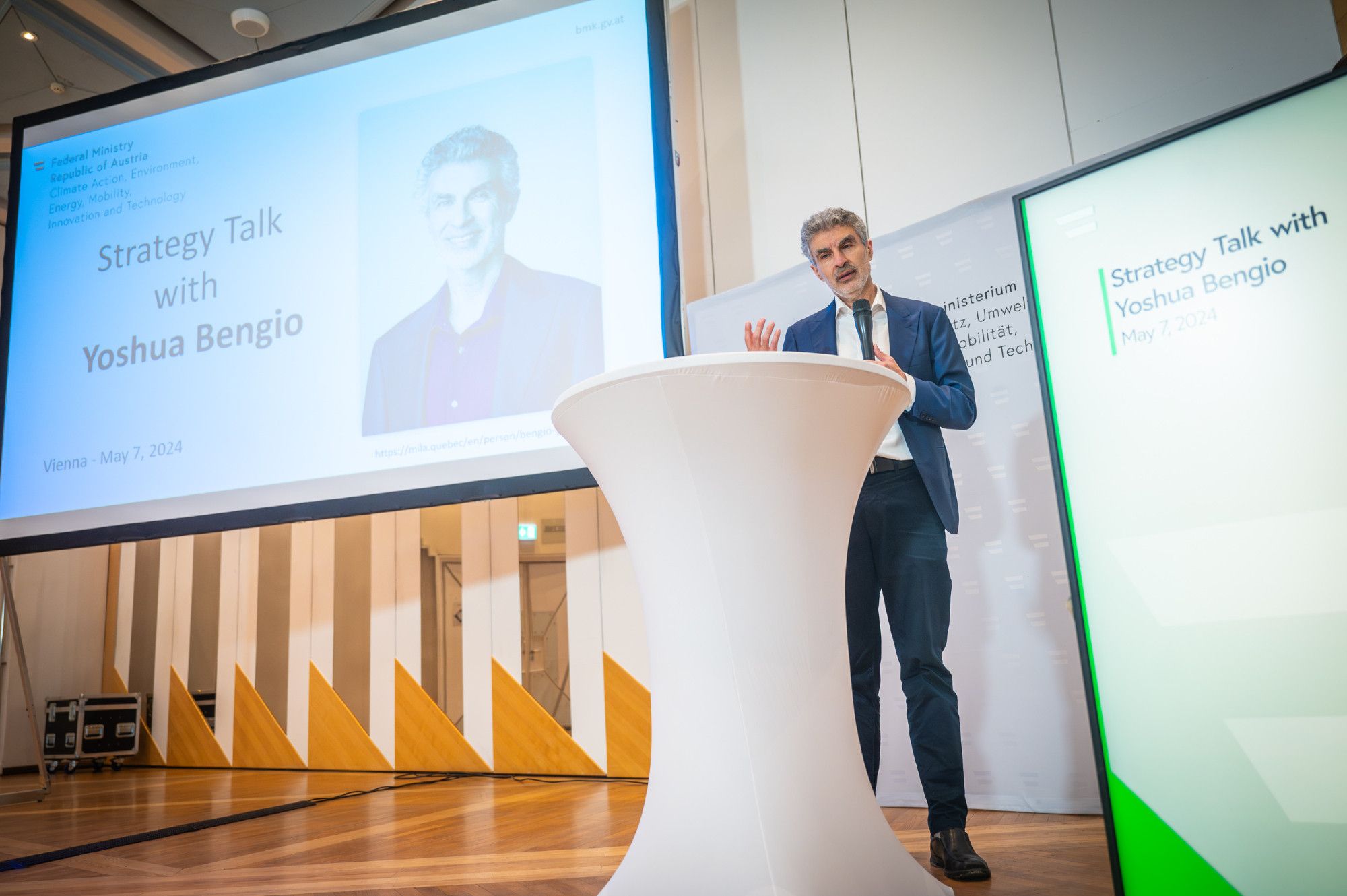 Strategy Talk mit Yoshua Bengio am Podium im BMK