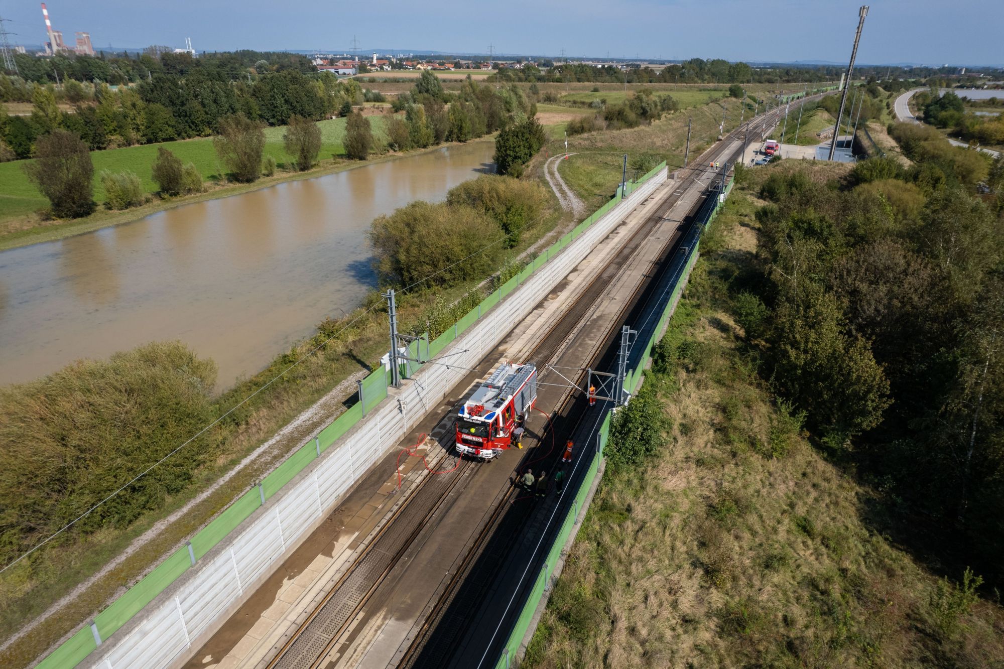 Feuerwehrauto auf überschwemmten Gleisen