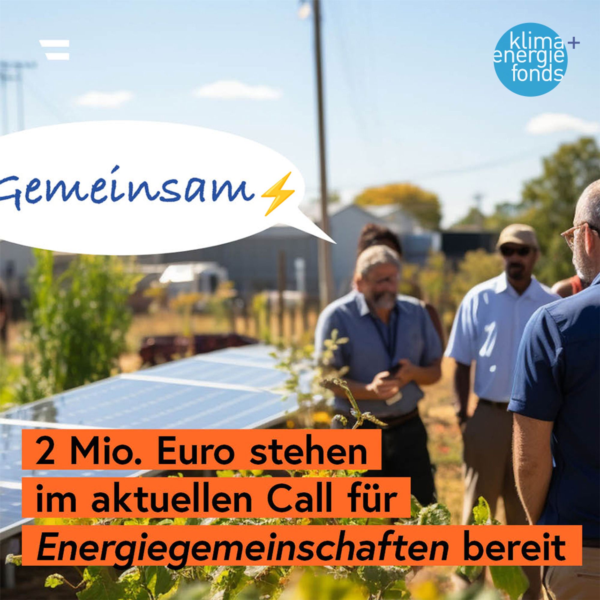 Personen neben einer Photovoltaikanlage auf einer Grünfläche.