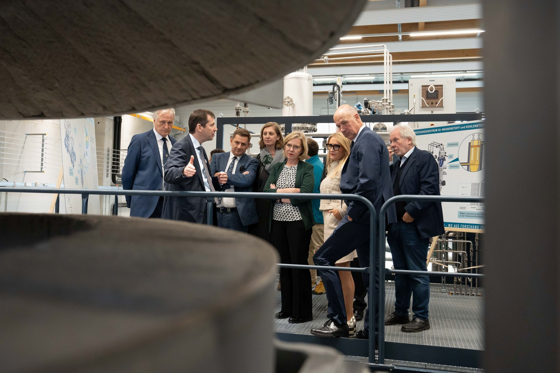 Nach der offiziellen Eröffnung besichtigen Gäste aus Politik und Wissenschaft, darunter Klimaschutzministerin Leonore Gewessler das neue Forschungszentrum für Wasserstoff und Kohlenstoff. © MUL/Tauderer 