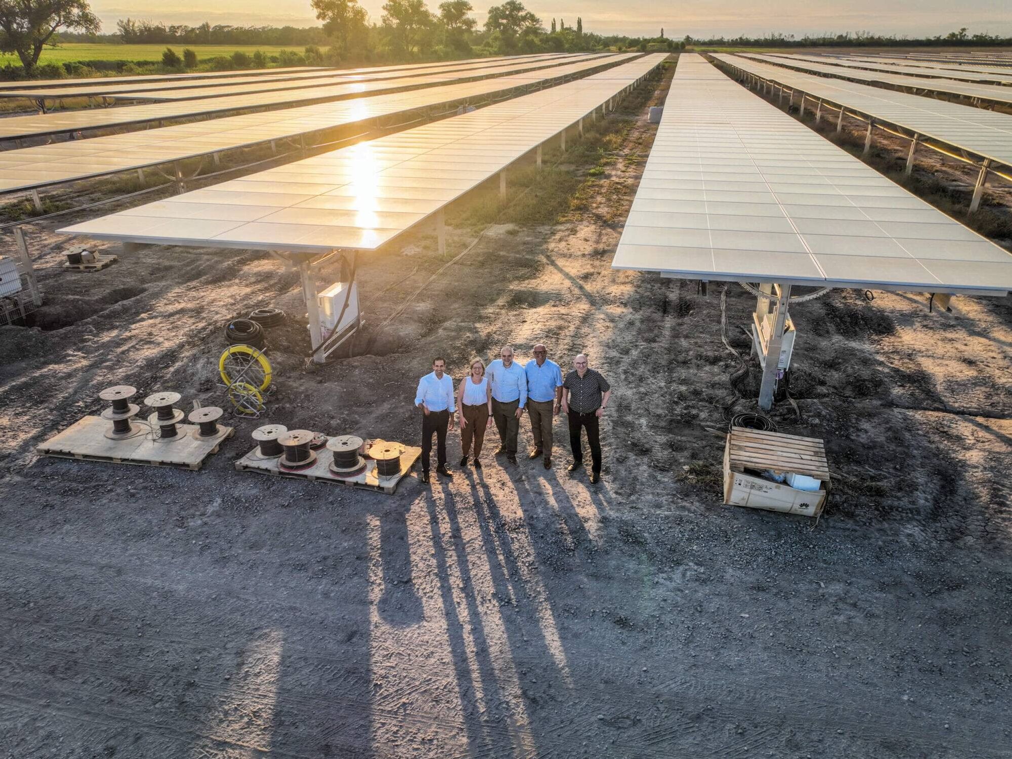 Blick über die Agri-PV-Wind-Anlage aus der Vogelperspektive mit Personen im Vordergrund, ©BMK/Perwein