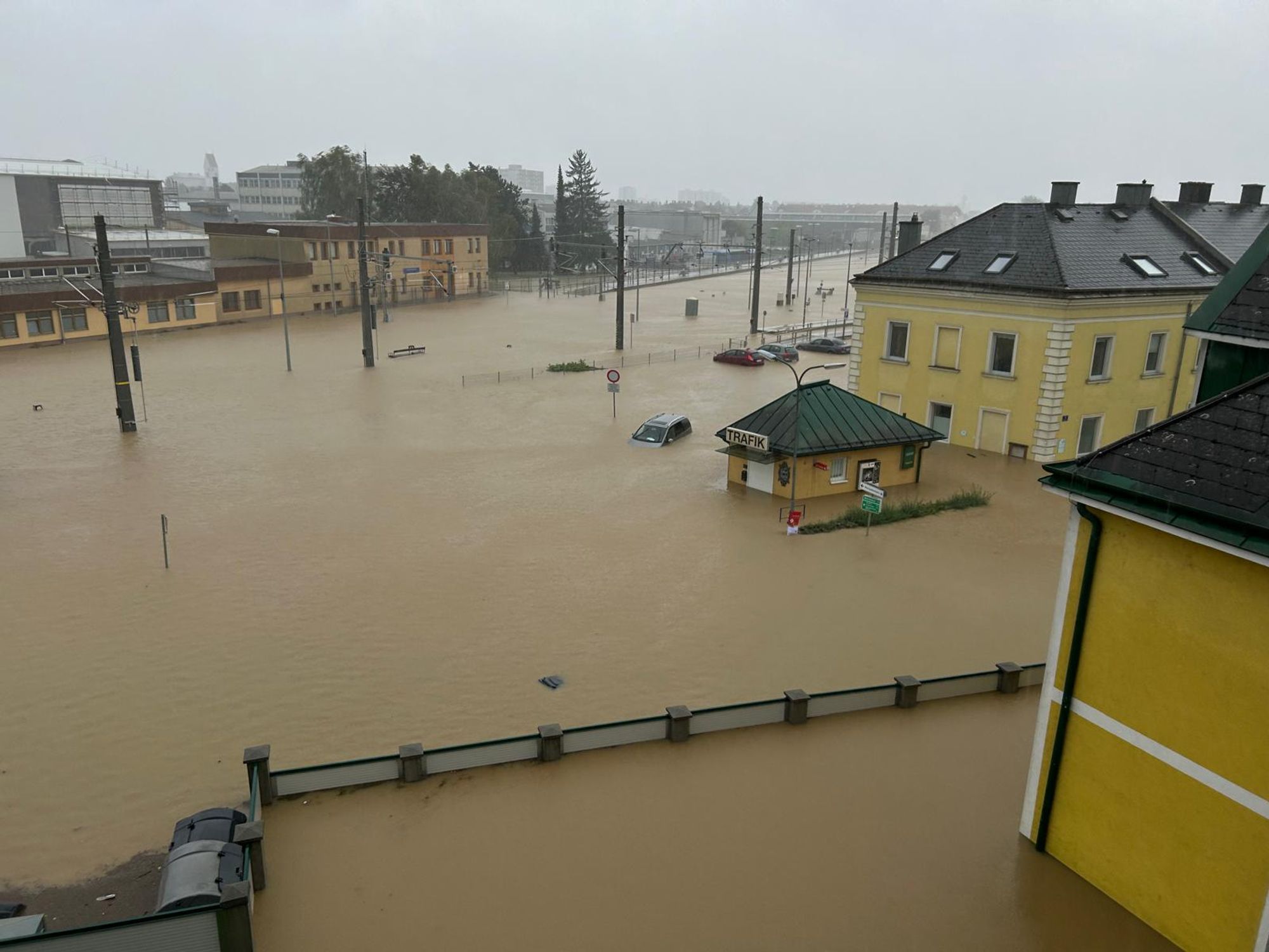 Hochwasser rund um den Bahnhof St. Pölten mit überschwemmtem Gleisbereich