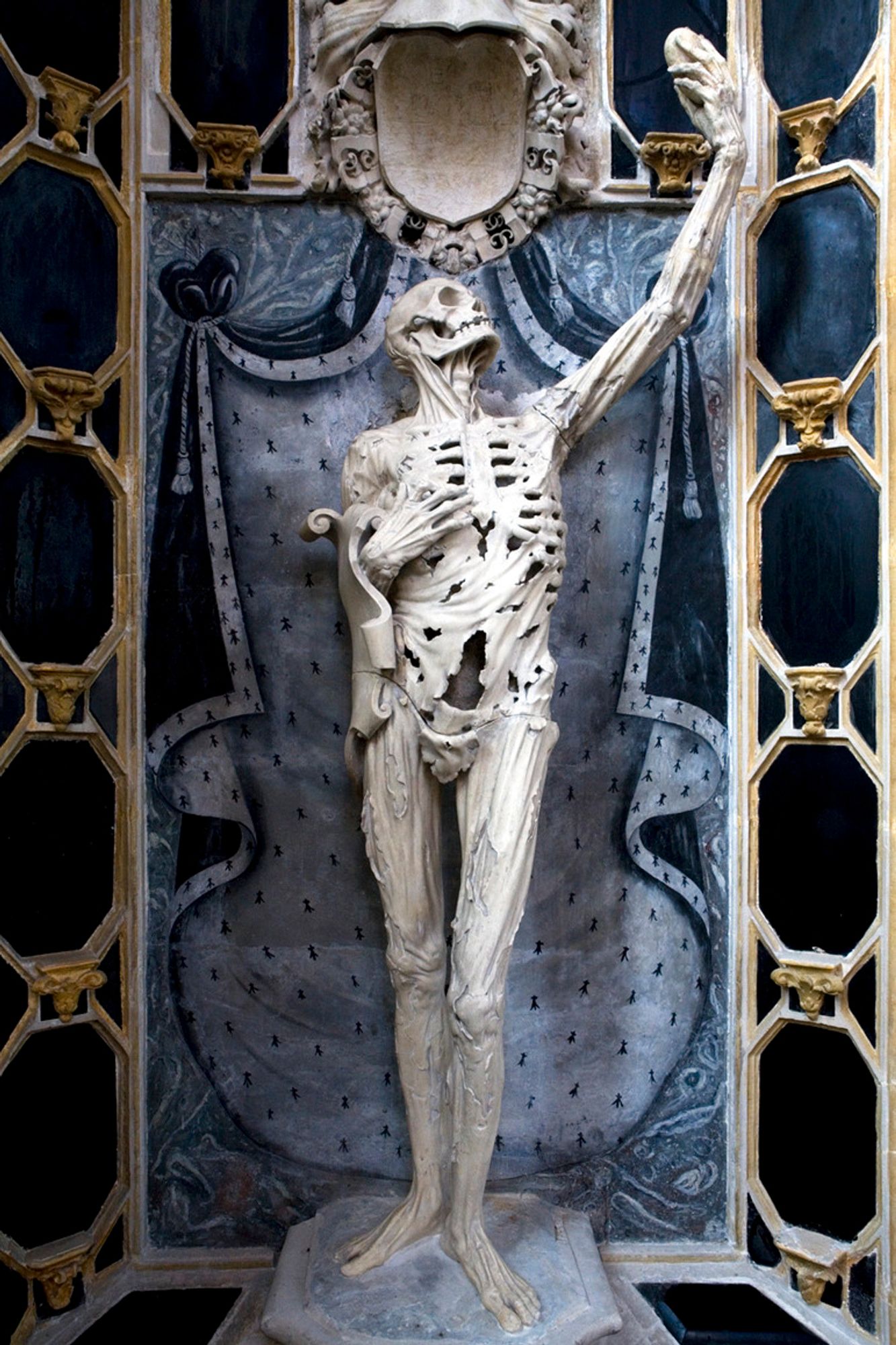 Cadaver Tomb of René of Chalon with a marble statue representing the deceased as a rotting cadaver with his arm raised to heaven(?)