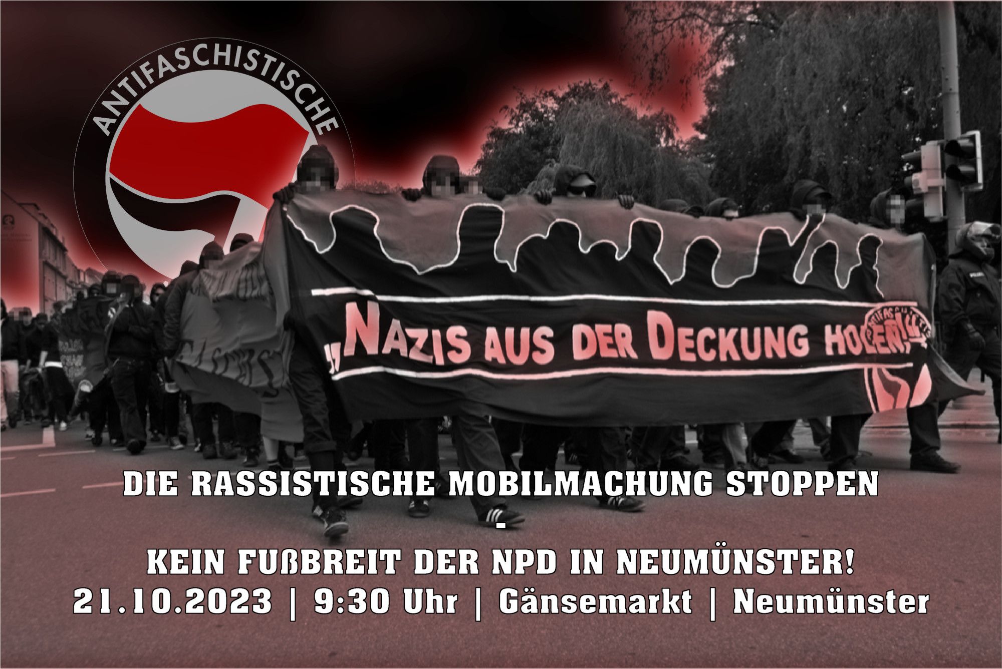 Eine Antifa-Demo in Neumünster mit einem roten Neon-Effekt, dahinter ein Antifa Logo. Zusätzlich steht dort: "Die rassistische Mobilmachung stoppen - kein Fußbreit der NPD in Neumünster! 21.10.2023 9:30 Uhr Gänsemarkt Neumünster"