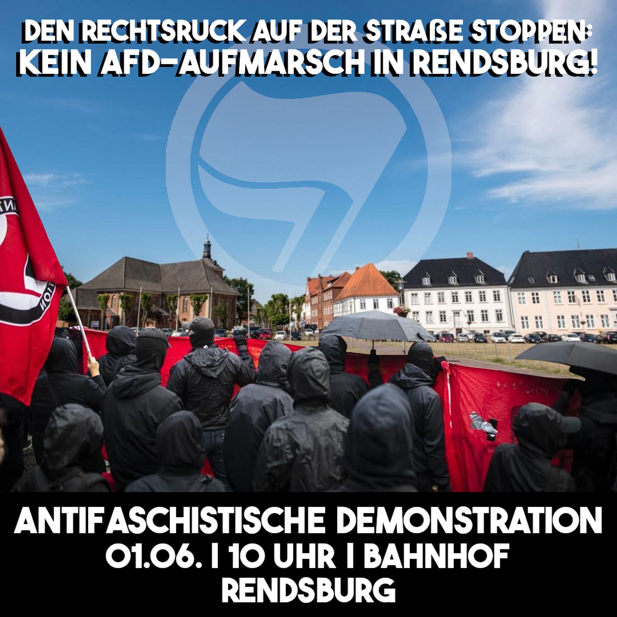 Zu sehen ist eine antifaschistische Demonstration im Vordergrund, im Hintergrund ist der Paradeplatz in Rendsburg zu sehen sowie darüber in weiß ein Antifalogo. Auf dem Bild ist folgende Aufschrift:

Den Rechtsruck auf der Straße stoppen: KEIN AFD-AUFMARSCH IN RENDSBURG! Antifaschistische Demonstration
01.06. | 10 Uhr | Bahnhof
Rendsburg