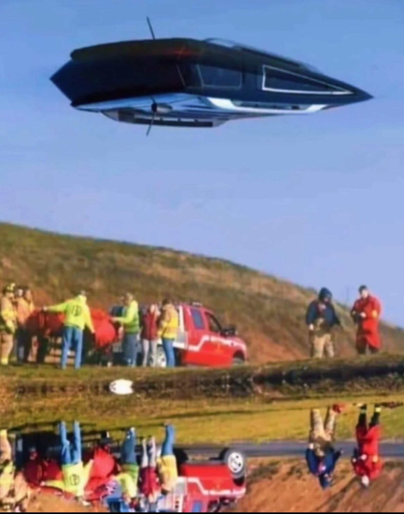 Ein „Ufo“ fliegt am Himmel über Menschen hinweg

Das smartphone Gedreht:  
Ein Auto ist in einem See gelandet, die Menschen spiegeln sich im Wasser, die Landschaft ist Hügelig