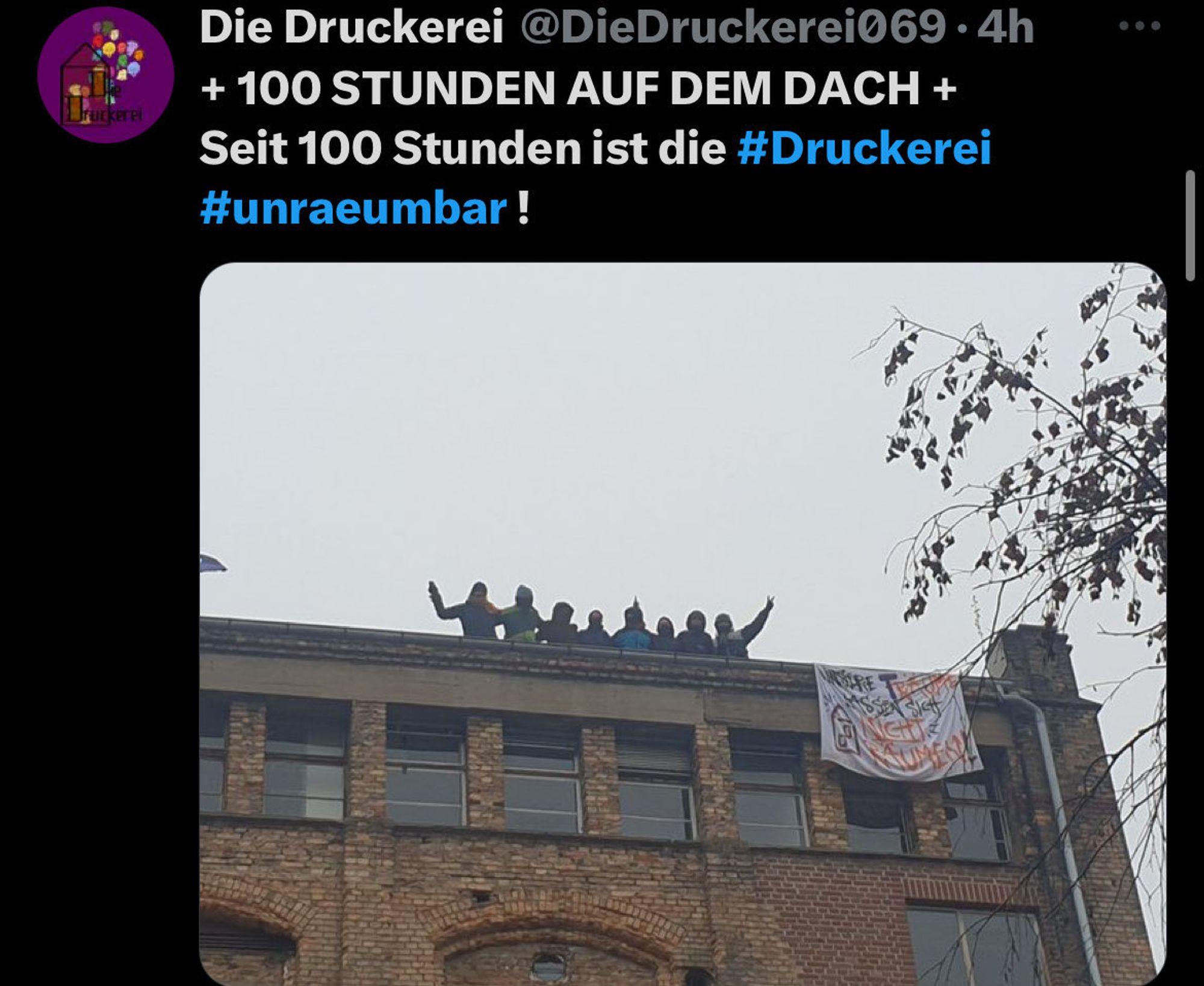 Die Druckerei @DieDruckerei069 • 4h
 + 100 STUNDEN AUF DEM DACH +
 Seit 100 Stunden ist die #Druckerei
 #unraeumbar!