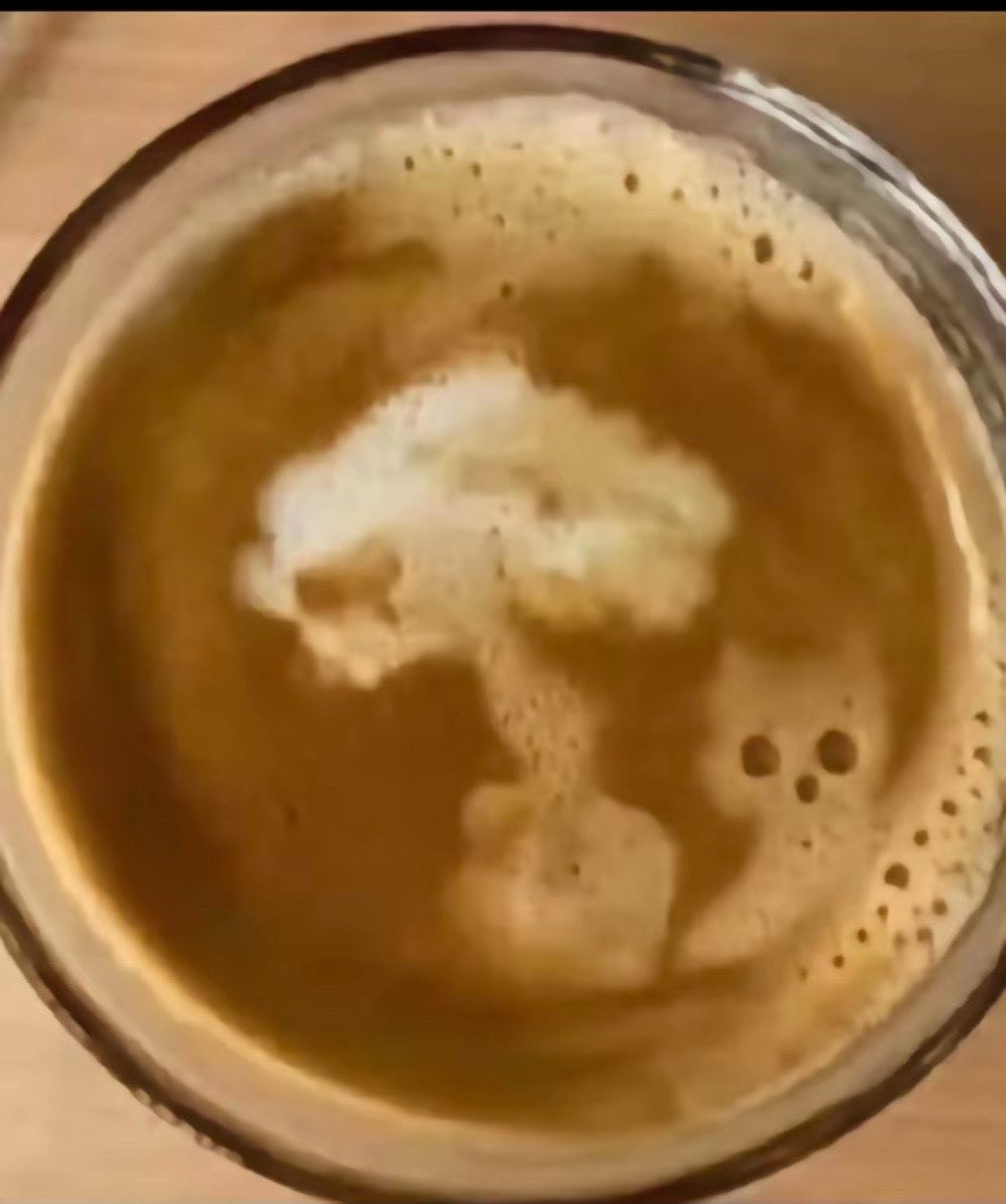 Schaum beim Kaffee der aussieht wie eine Atombombe mit einer Katze