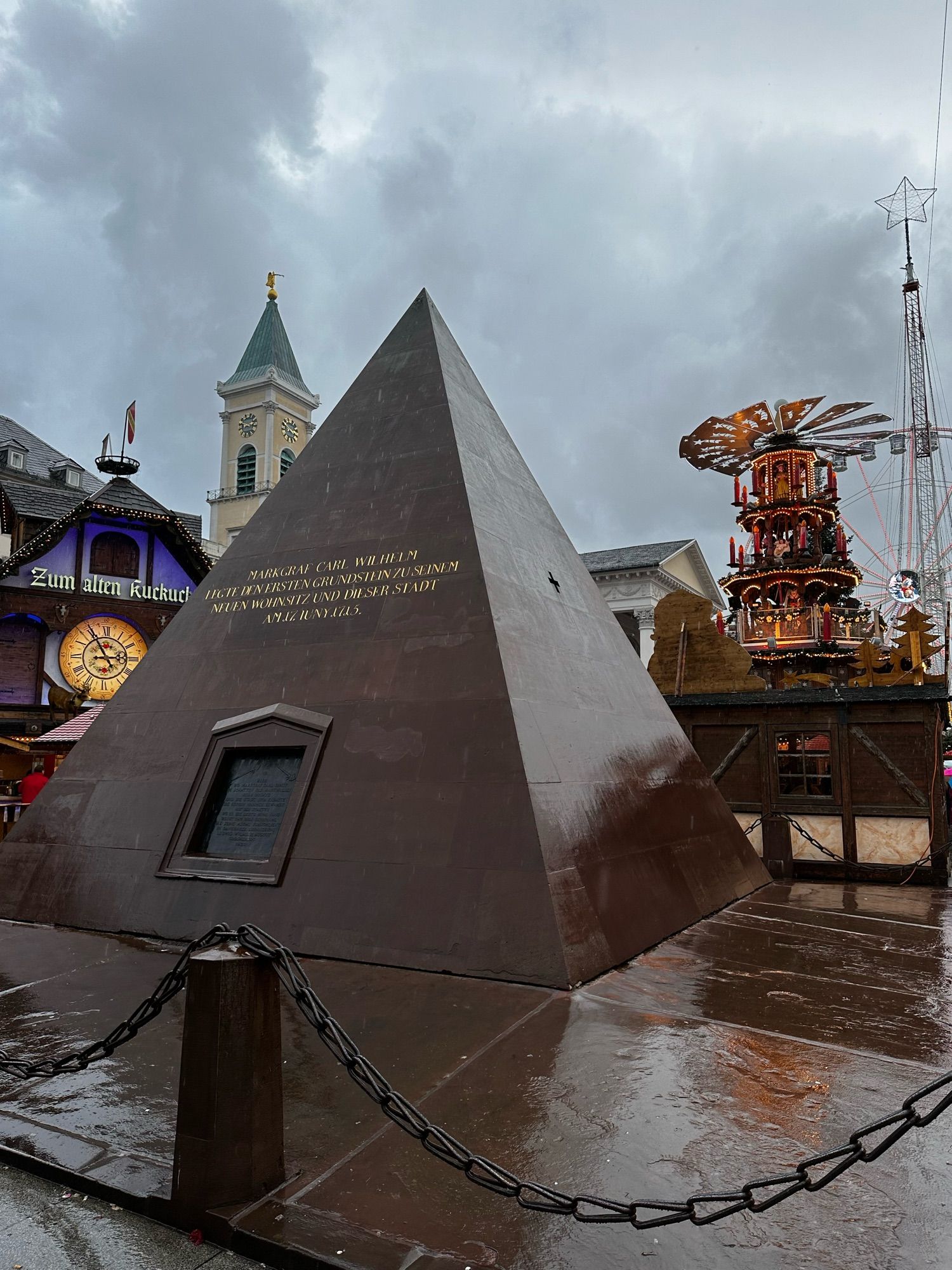 Die Pyramide in Karlsruhe,
Im Hintergrund eine große Weihnachtspyramide