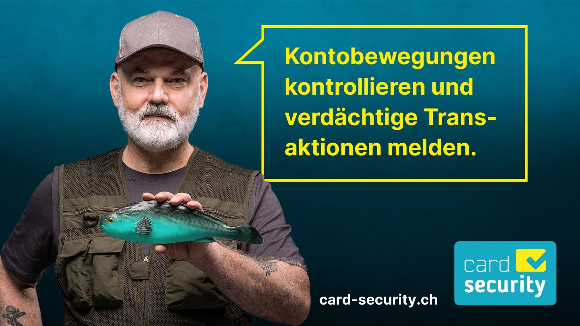 ein Mann, der einen Fisch hält