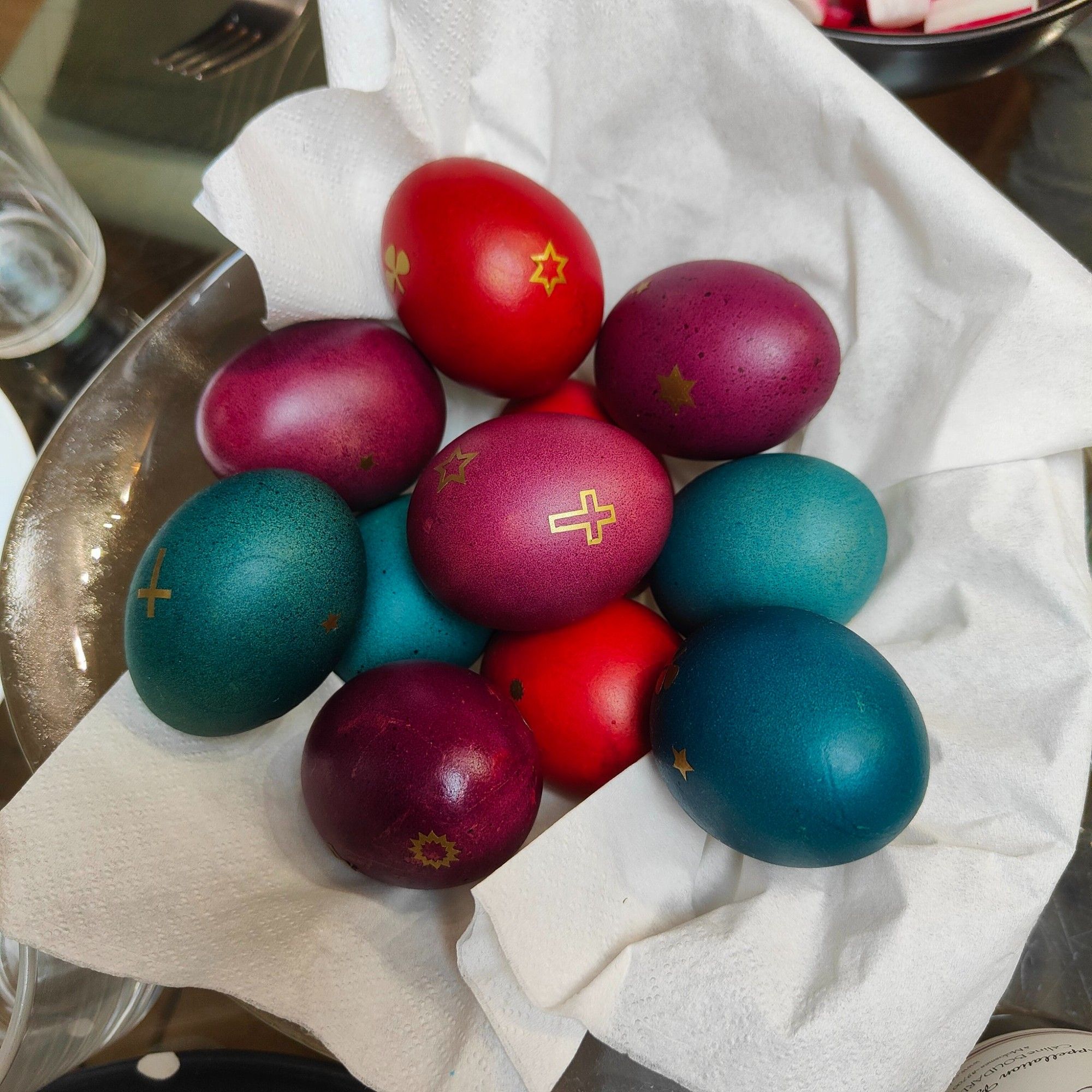 Un panier d'oeufs colorés en rouge, vert et violet