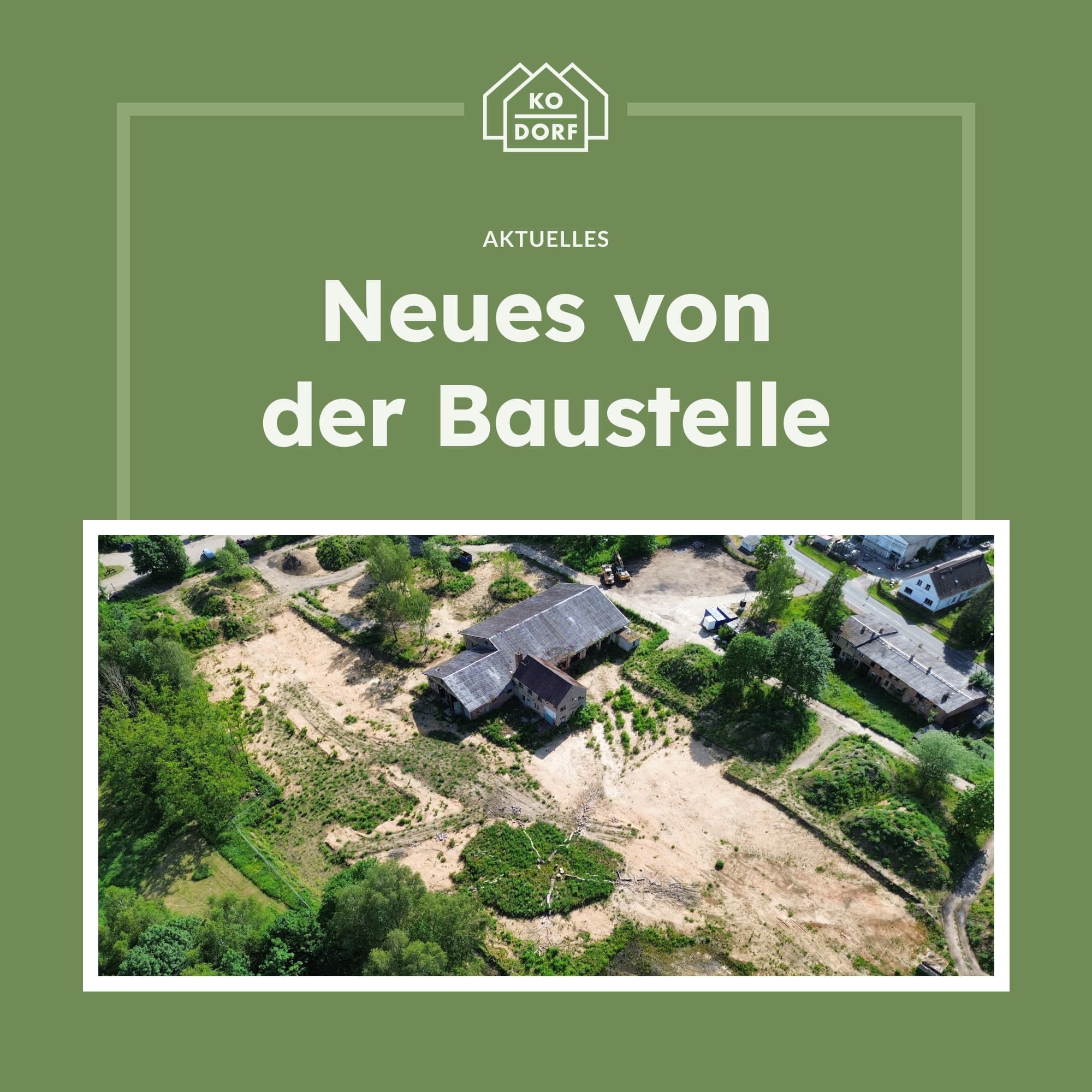 Weißer Text auf grünem Hintergrund: "KoDorf - Aktuelles, Neues von der Baustelle". Darunter ein Luftbild, auf dem man mit schräger Perspektive die Baustelle erkennt. In der Mitte ein sanierungsbedürftiges Gebäude mit Satteldach (das alte Sägewerk). die Fläche drumherum ist teilweise beräumt und sandig.