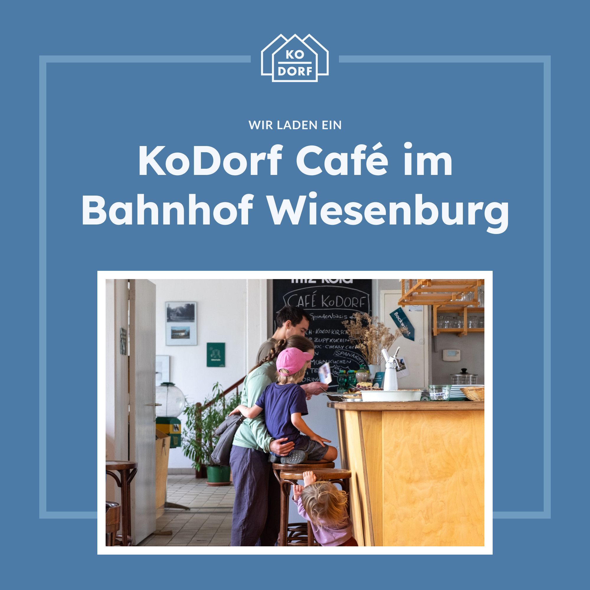 Weißer Text auf blauem Hintergrund "Wir laden ein - KoDorf Café im Bahnhof Wiesenburg." Darunter ein Bild von einem Holztresen auf dem Speisen stehen, davor 2 Erwachsene und 2 Kinder.