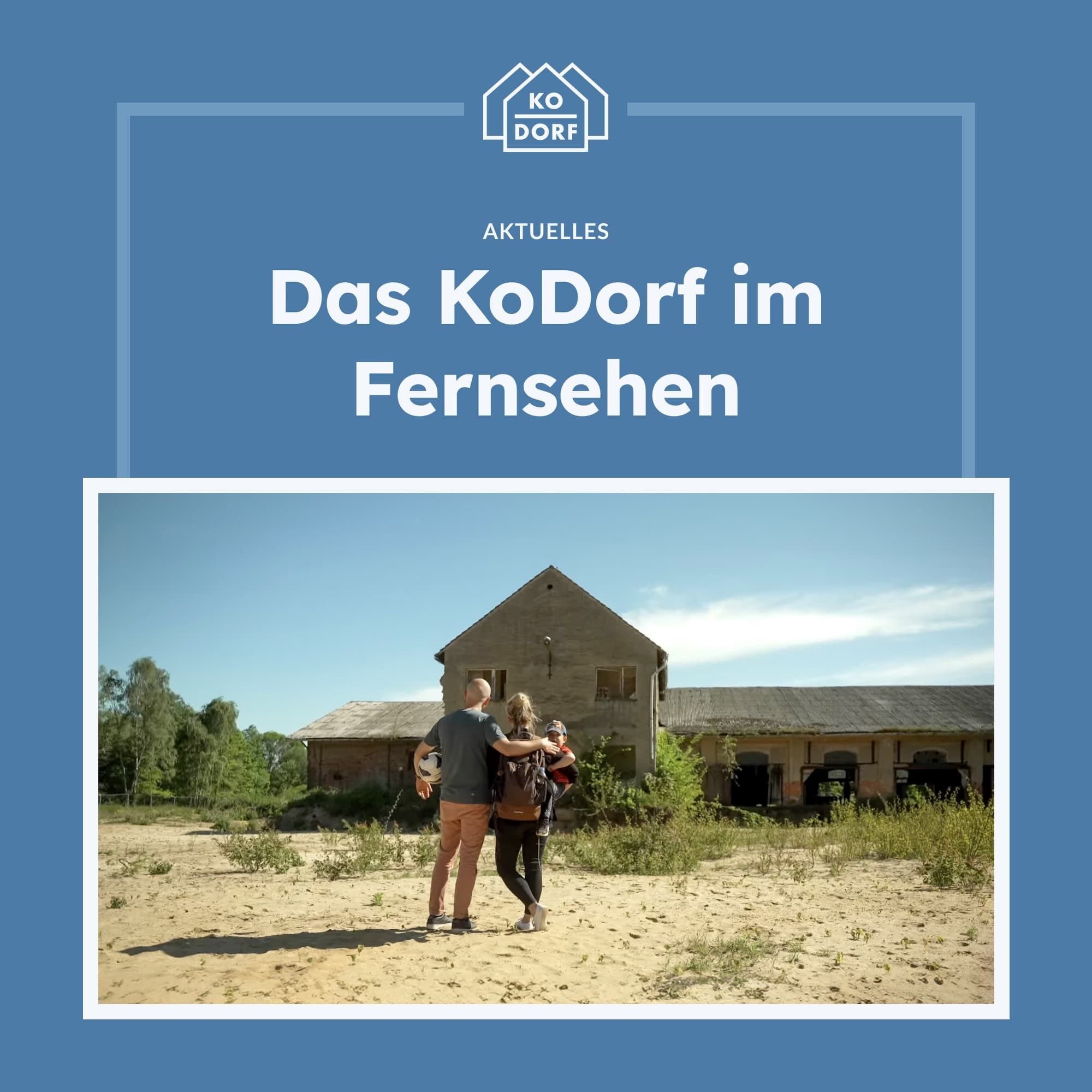 Blaue Kachel mit dem Text "Das KoDorf im Fernsehen". Darunter ein Foto von 2 Personen von hinten aufgenommen, die an einem sonnigen Tag auf dem Baufeld stehen und auf das sanierungsbedürftige Gebäude des alten Sägewerks blicken.