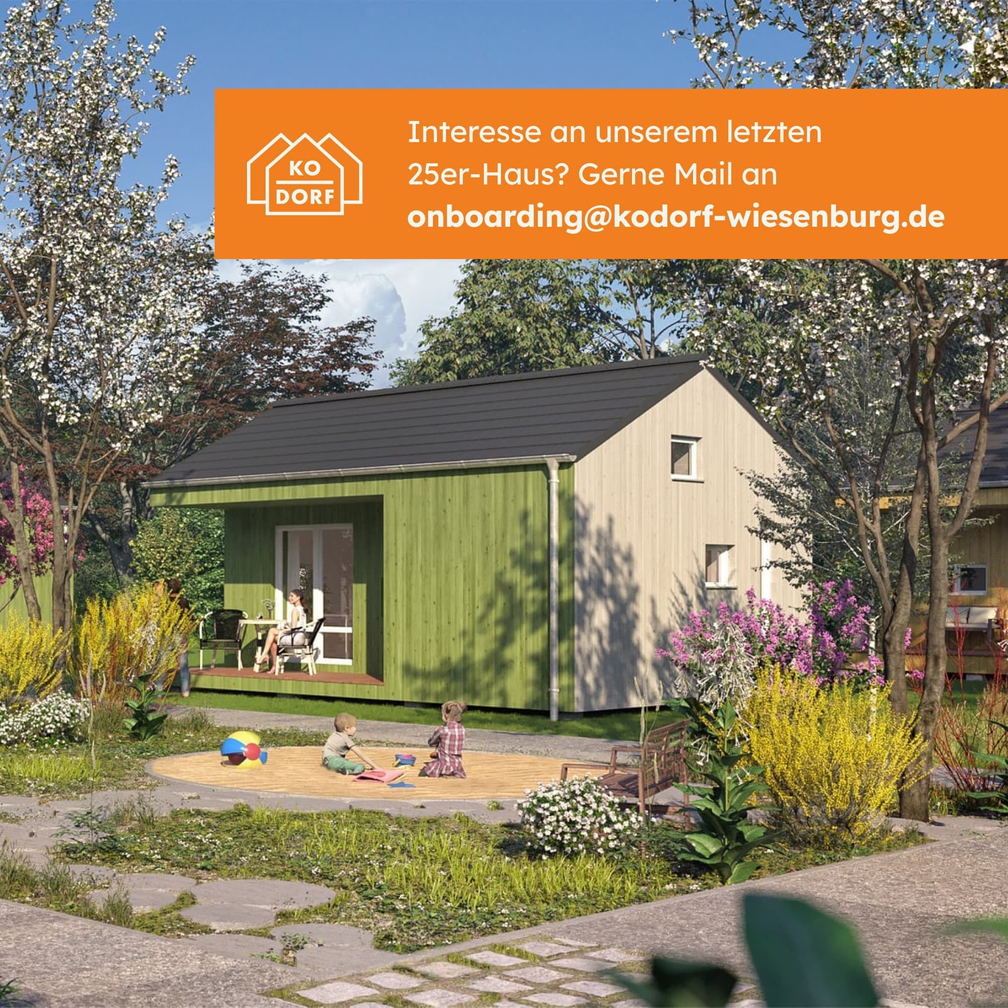 Text "Interesse an unserem letzten 25er-Haus? Gerne Mail an onboarding@kodorf-wiesenburg.de" Darunter ein fotorealistisches Bild eines Holz-Kleinhauses mit grüner Fassade. Dafür spielen 2 Kinder im Sandkasten.