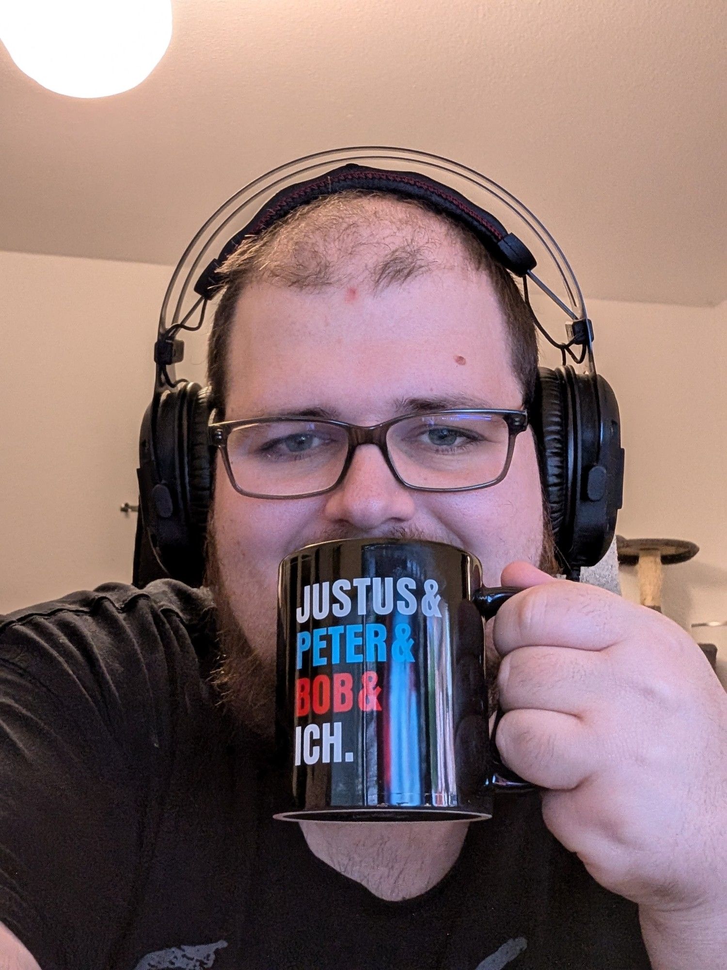 Auf diesem Bild bin ich zu sehen, wie ich eine Tasse von den drei? In der Hand halte. Auf der Tasse steht Justus & Peter & Bob & ich