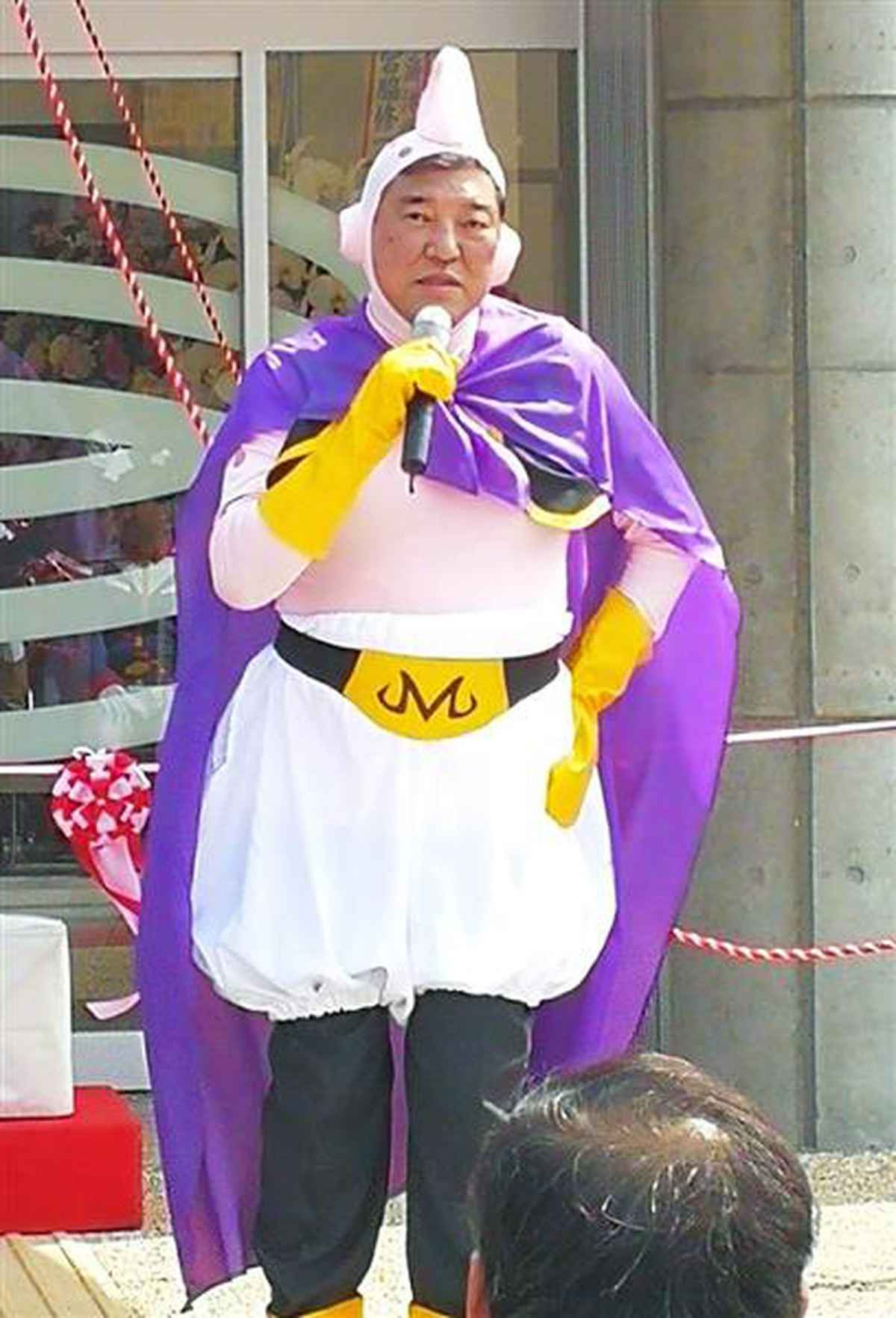 Shigeru Ishiba in Majin Buu cosplay at the opening ceremony for the Enkei Gekijou Kurayoshi Figure Museum in Kurayoshi City, Tottori Prefecture in 2018.

Yellow gloves, purple cloak, white pantaloons & a pink top.