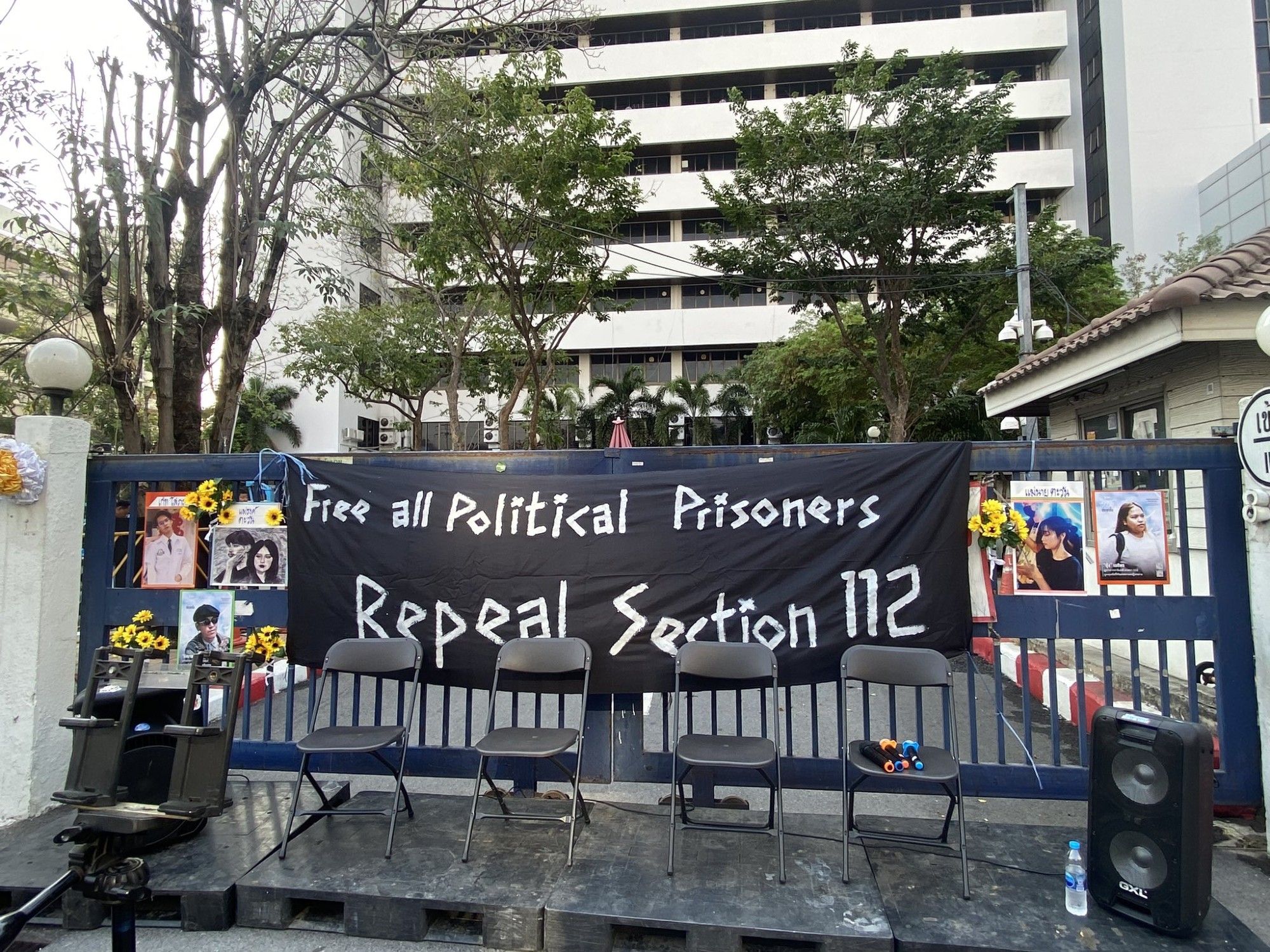 Banner hung on Ratchada Criminal Court, Gate 8. 

Banner reads 
free all political prisoners
Repeal Section 112 

Around the banner are pictures of detained Thai activists