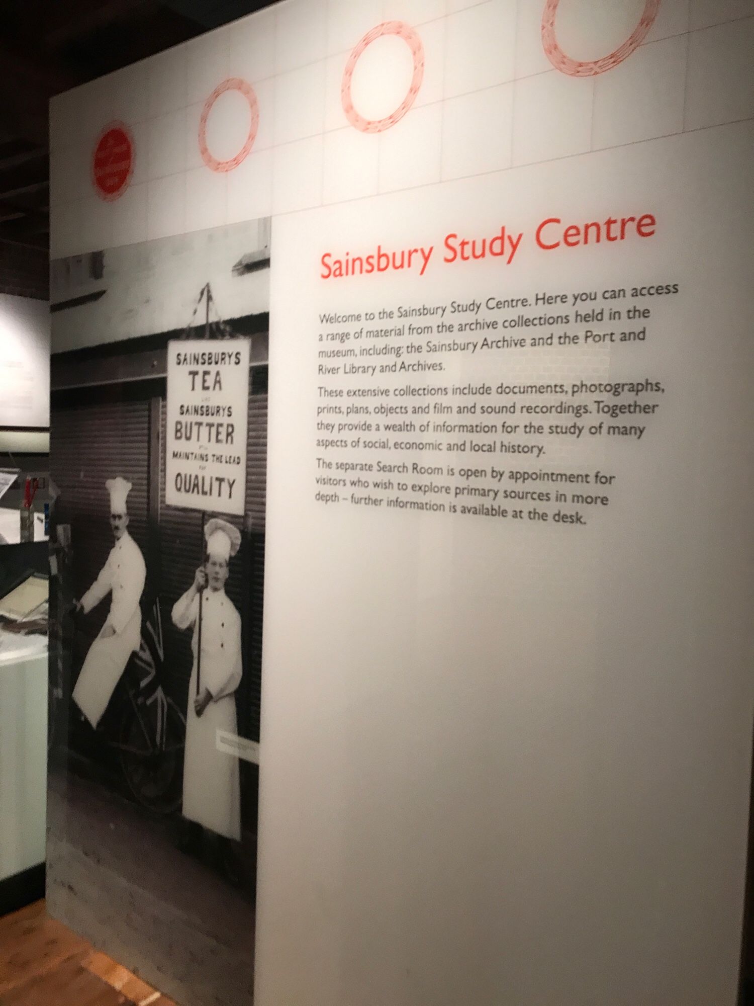 Sainsbury Study Centreの入り口の説明の写真