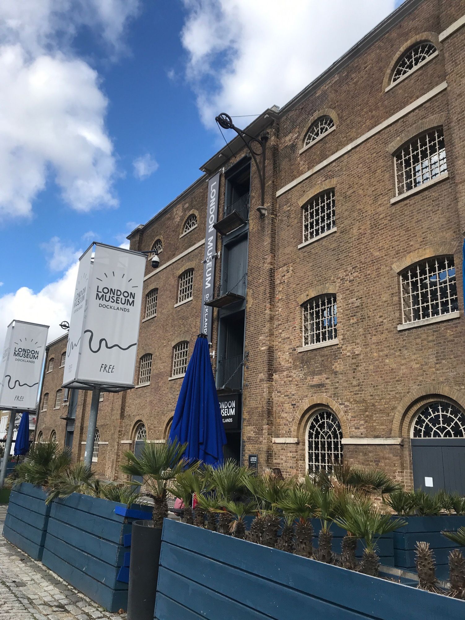 Museum docklandsの建物の外観の写真。、薄茶色いレンガでできている。