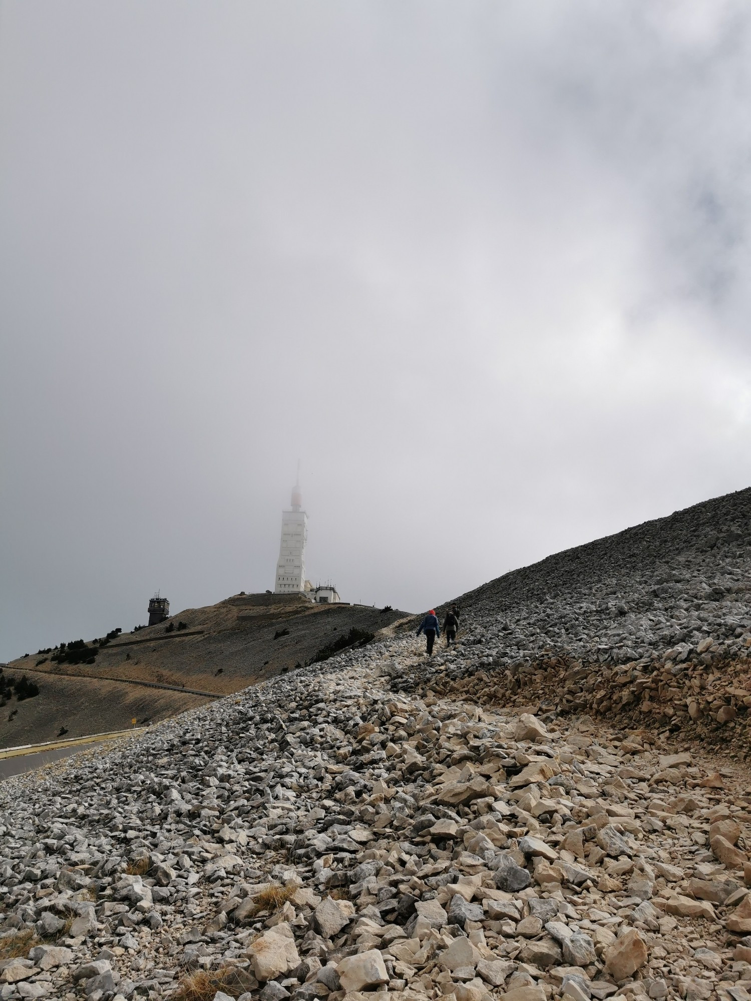 Auf dem Bild ist der Mont Ventoux im Nebel abgebildet.