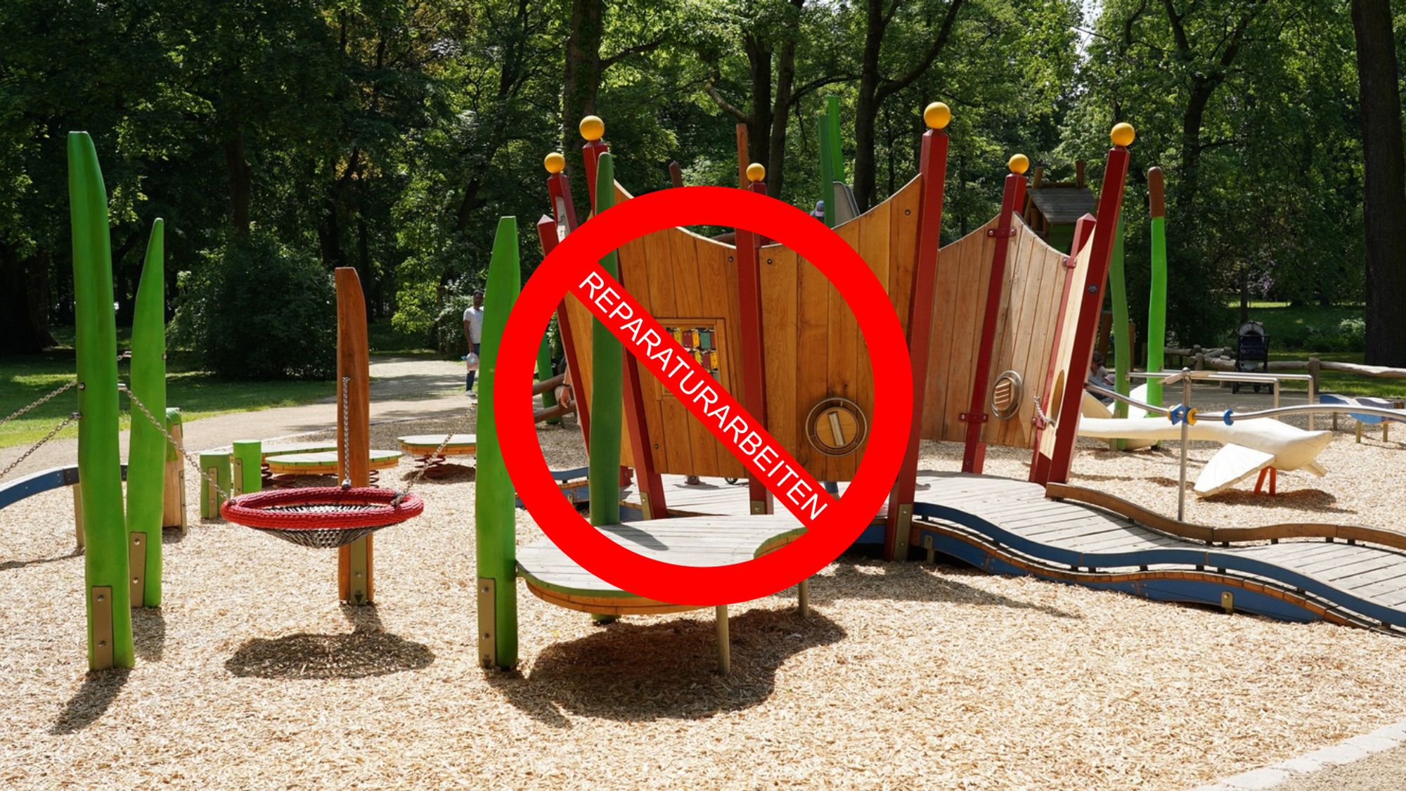 Zu sehen ist ein Foto eines Spielplatzes. Das Spielgerät ist in einem Park in der Sonne fotografiert. Darüber befindet sich ein "Gesperrt"-Symbol mit dem Text: "Reparaturarbeitrn".