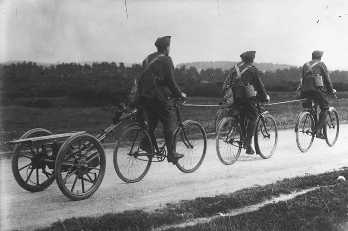 Corpus Christi Caller and Daily Herald #OTD Sep 29 1914 publish this photo of "British Rapid Fire Gun Drawn by Bicycles One of the of the British army is a machine gun division consisting of rapid guns drawn by bicycles. Three bicyclists draw each but the photograph shows only one" https://chroniclingamerica.loc.gov/lccn/sn86088527/1914-09-29/ed-1/seq-1/