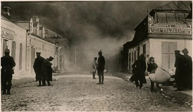 Bisbee Daily Review #OTD Jul 7 1915 publish this photo of Germans burning down Szwale as they advance on Russia Libau (Now Liepāja, Latvia) https://chroniclingamerica.loc.gov/lccn/sn84024827/1915-07-07/ed-1/seq-1/