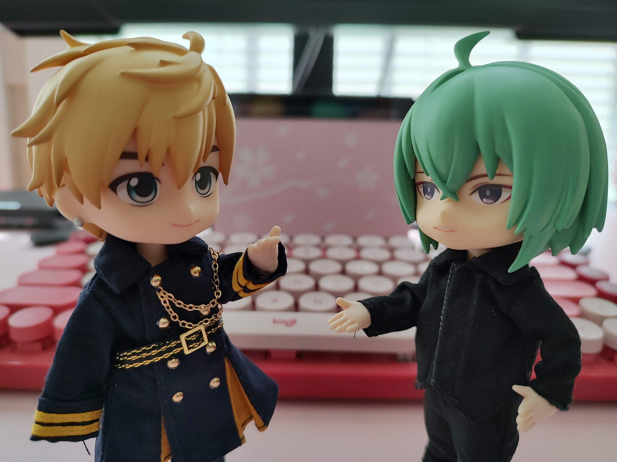 Custom nendoroid versions of Varuna and Casra, placed on a computer desk and posed as if they are having a conversation.