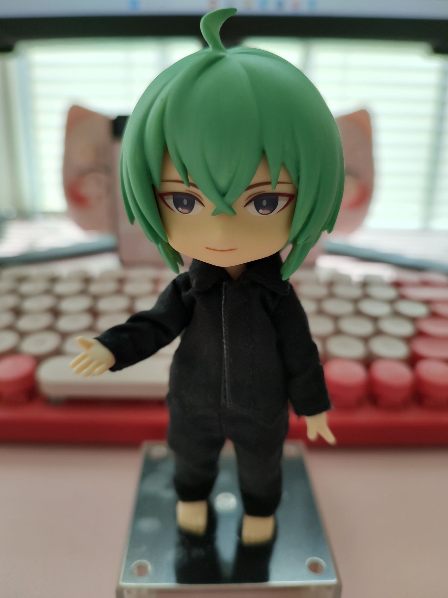 Nendo-Casra holding out his left hand