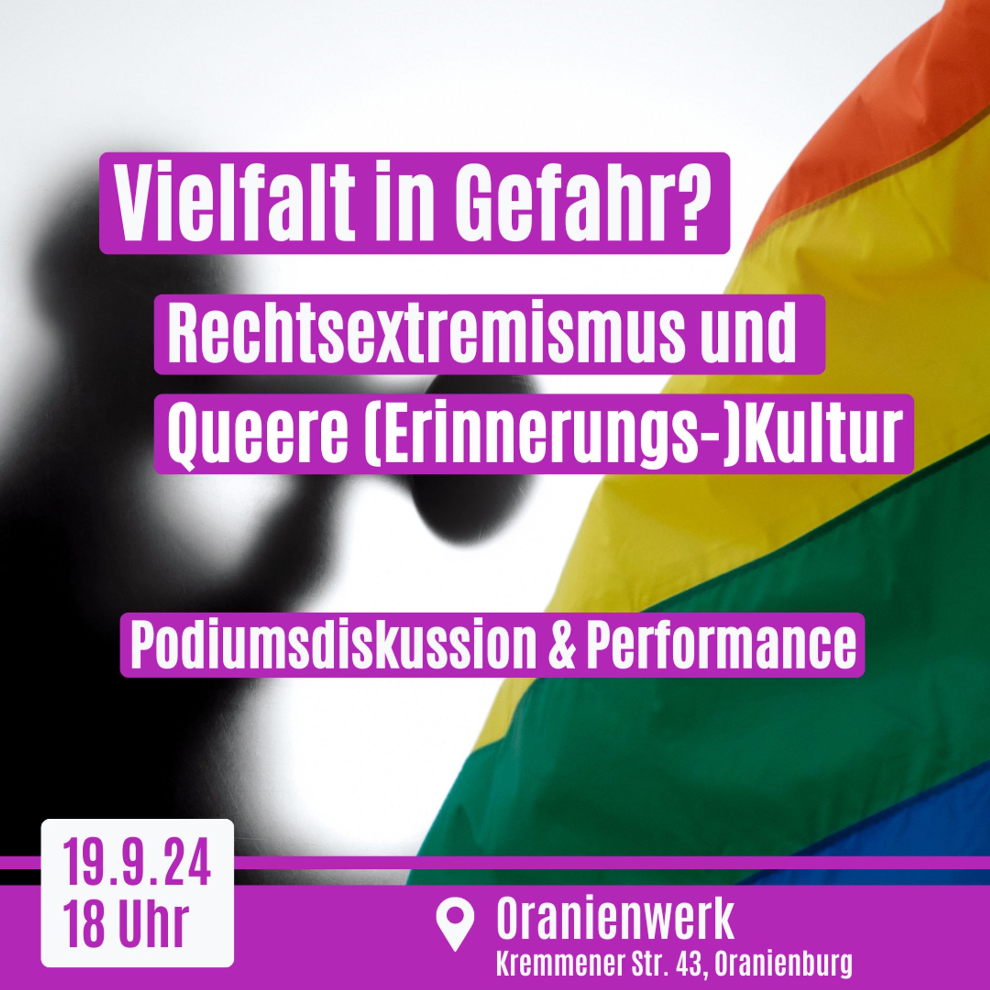 Das Bild zeigt eine Veranstaltungsankündigung mit dem Titel „Vielfalt in Gefahr? Rechtsextremismus und Queere (Erinnerungs-)Kultur“. Es wirbt für eine Podiumsdiskussion und Performance am 19. September 2024 um 18 Uhr im Oranienwerk, Oranienburg. Der Text ist in mehreren lila Kästen auf einem Hintergrund platziert, der unscharf eine Person und die Regenbogenflagge zeigt – ein Symbol für die LGBTQ+ Gemeinschaft. Unten rechts sind die Veranstaltungsdetails wie Ort und Datum in einem weißen Kasten mit lilafarbener Schrift angegeben.