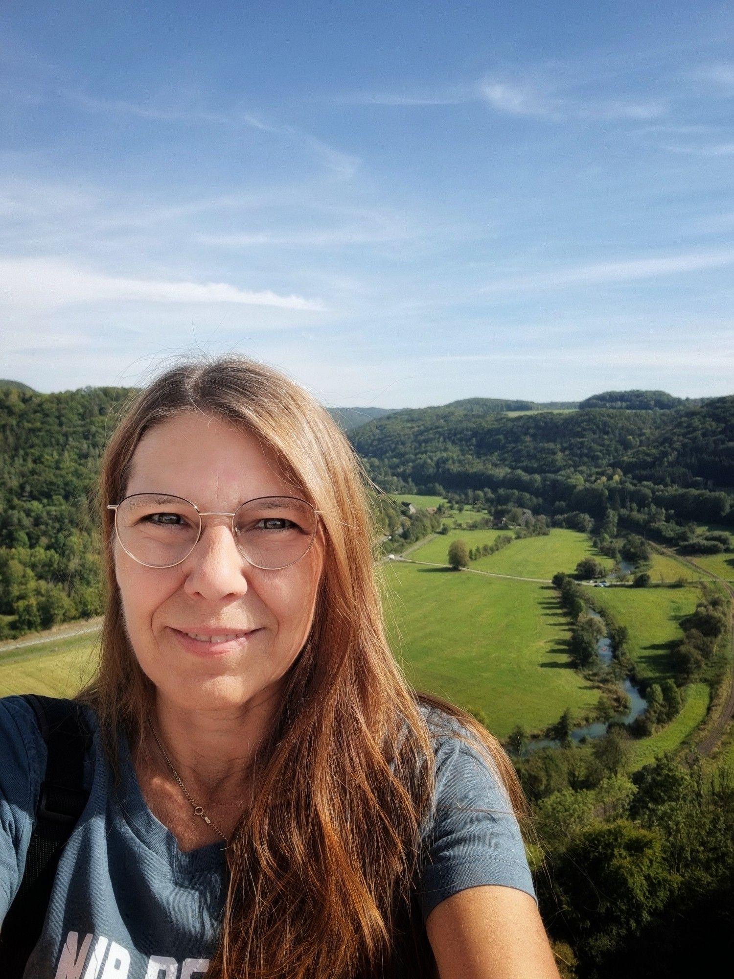 Ein Bild von mir im Hintergrund die Landschaft der Fränkischen Schweiz mit der Wiesent.