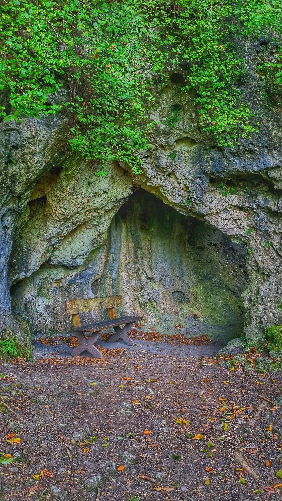 Eine kleinere Grotte in der eine Bank steht