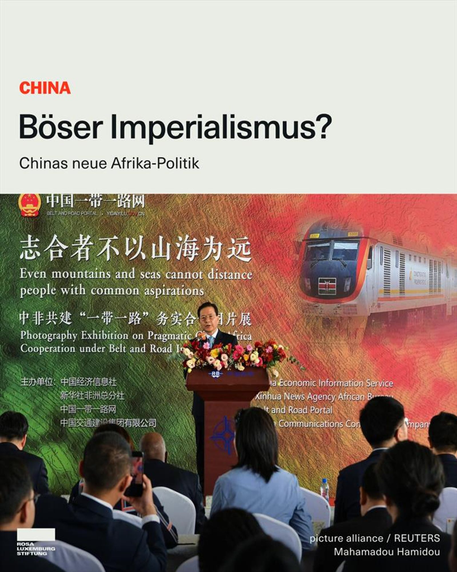 Foto: Xu Jianping, Generaldirektor der Abteilung für regionale Öffnung der Nationalen Entwicklungs- und Reformkommission Chinas, spricht während der Eröffnungszeremonie der Fotoausstellung über die pragmatische chinesisch-afrikanische Zusammenarbeit im Rahmen der Belt and Road Initiative in Nairobi, Kenia, am 22. März 2024. Dazu der Text: "China: Böser Imperialismus? Chinas neue Afrika-Politik."