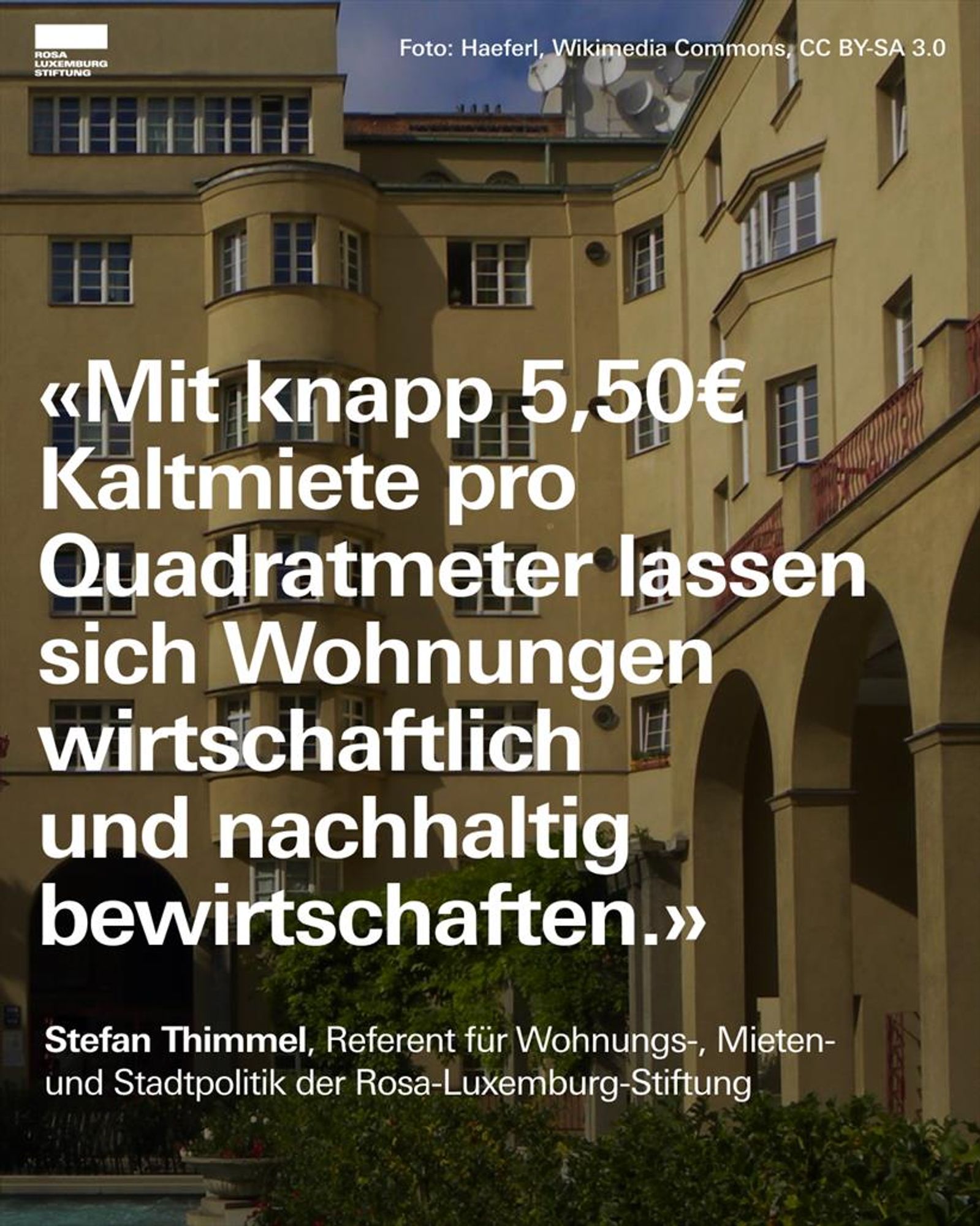 Ein Foto des Reumann-Hofs in Wien, dazu das Zitat: "Mit knapp 5,50€ Kaltmiete pro Quadratmeter lassen sich Wohnungen wirtschaftlich und nachhaltig bewirtschaften. - Mit knapp 5,50€ Kaltmiete pro Quadratmeter lassen sich Wohnungen wirtschaftlich und nachhaltig bewirtschaften. - Stefan Thimmel, Referent für Wohnungs-, Mieten- und Stadtpolitik der Rosa-Luxemburg-Stiftung"