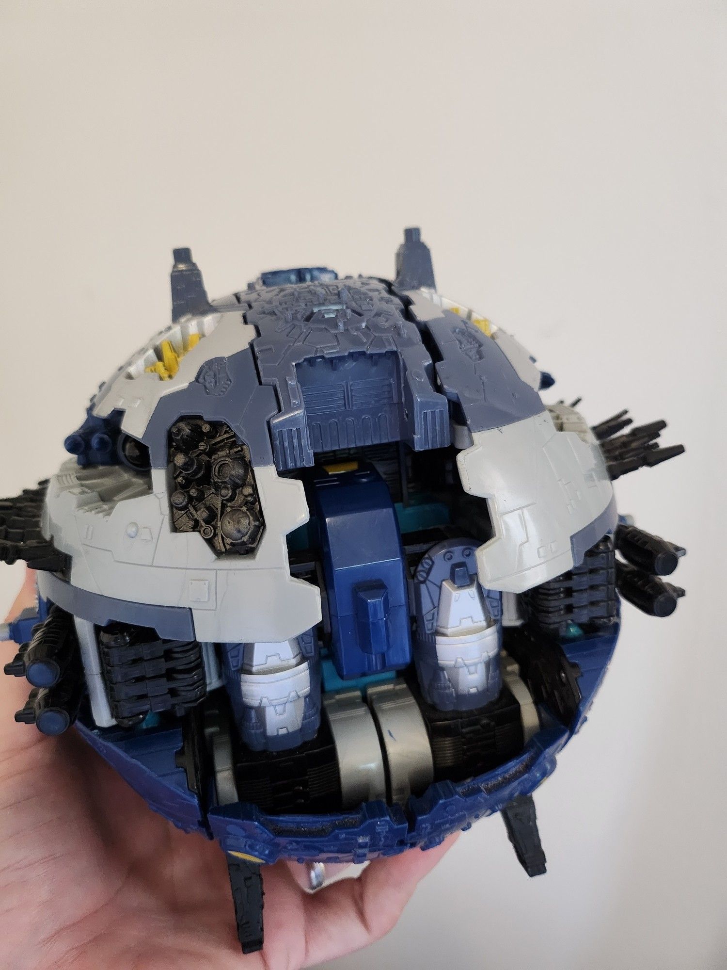 Cybertron Primus with an open area at the "back" of the planet mode